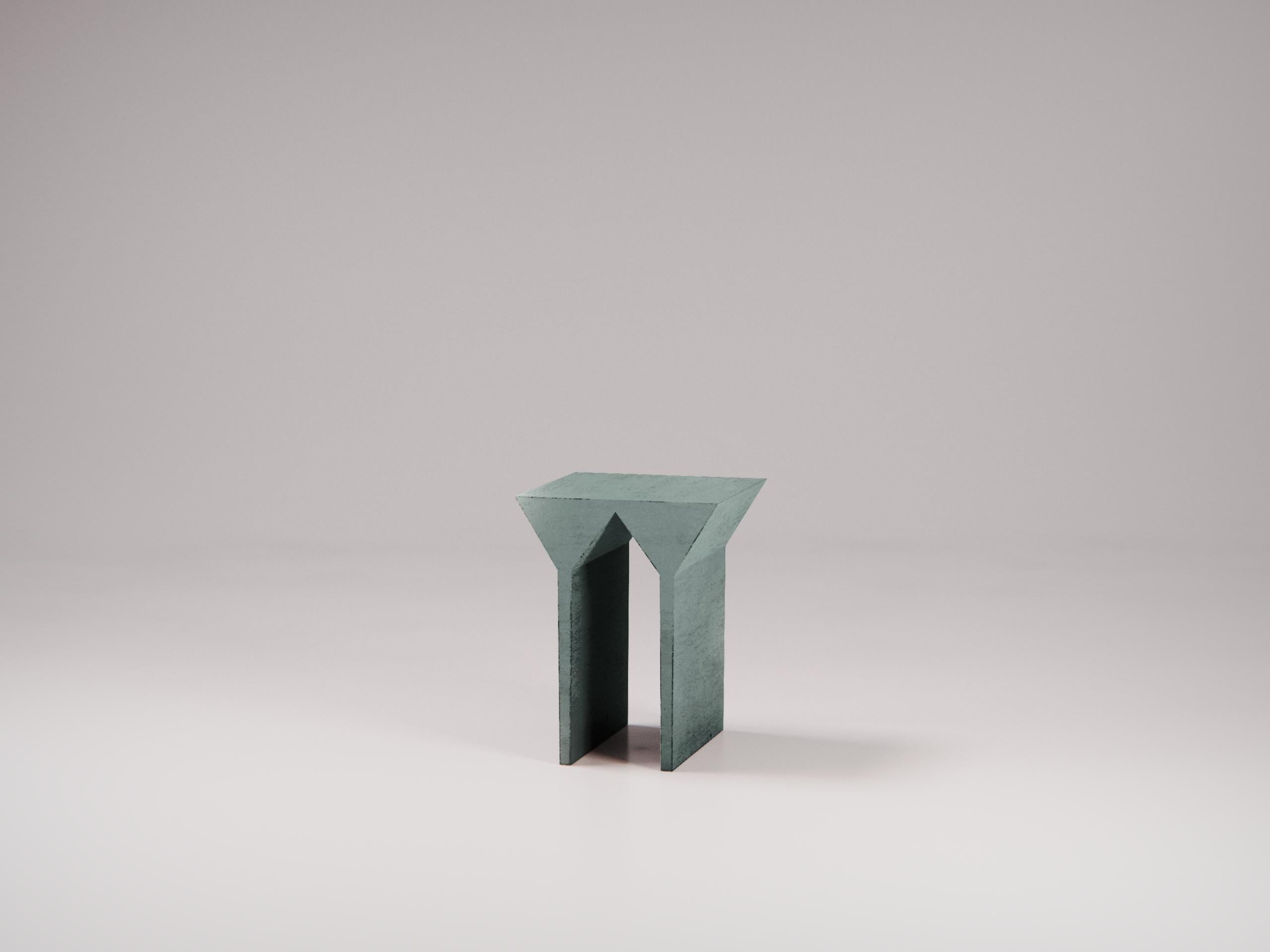 Béton Table d'appoint en béton « G » de la collection Abecedario, couleur verte par Forma&Cemento en vente