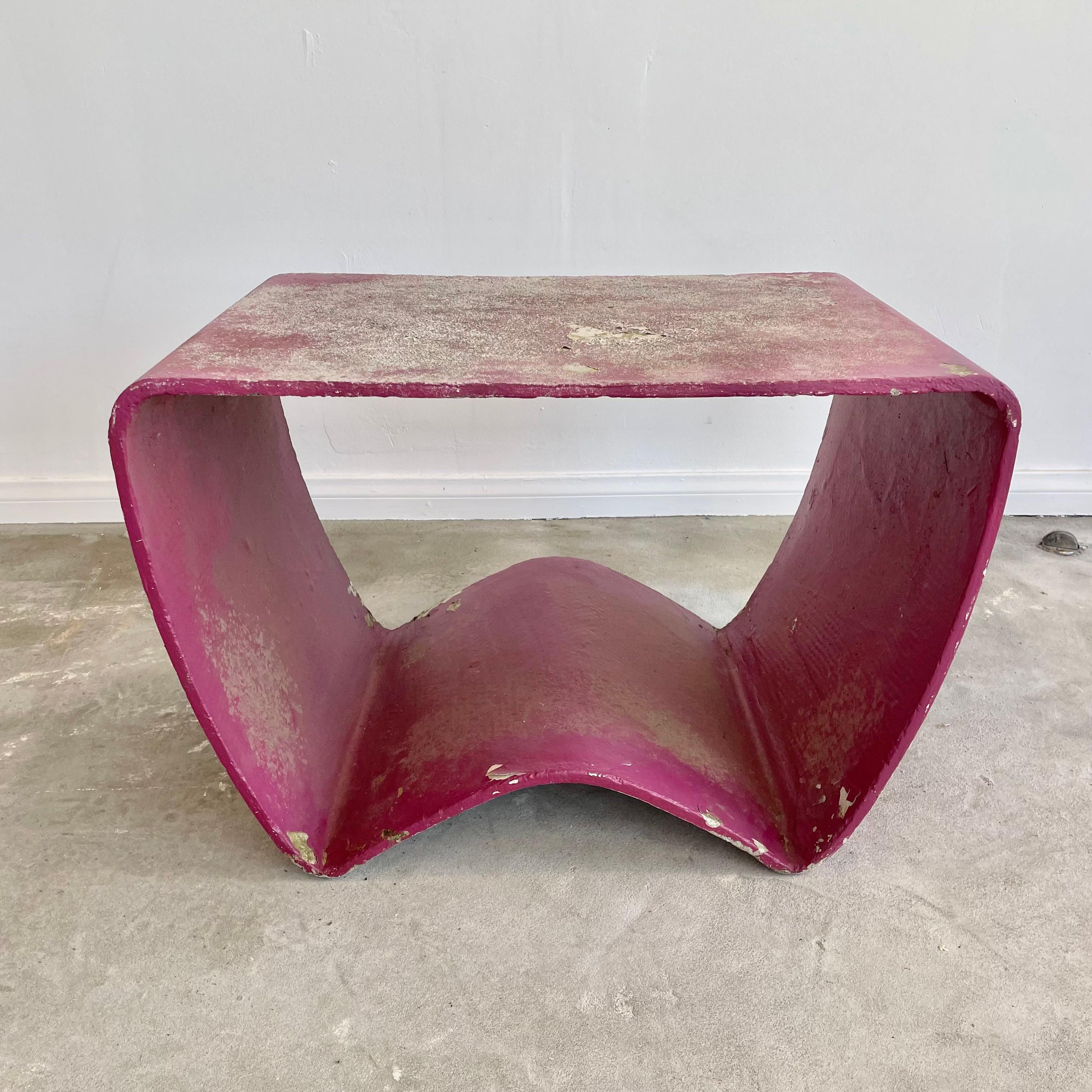 Rare tabouret en béton de Ludwig Walter pour Eternit. Tabouret Eternit en béton parfaitement réalisé à la main, conçu par Ludwig Walser en 1959 et présenté lors de l'exposition horticole (G59) à Zurich la même année. Rarement vu à la vente. Peinte