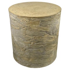 Tabouret rustique en béton jaune avec impressions de Husk en corne texturée, « Switchback »