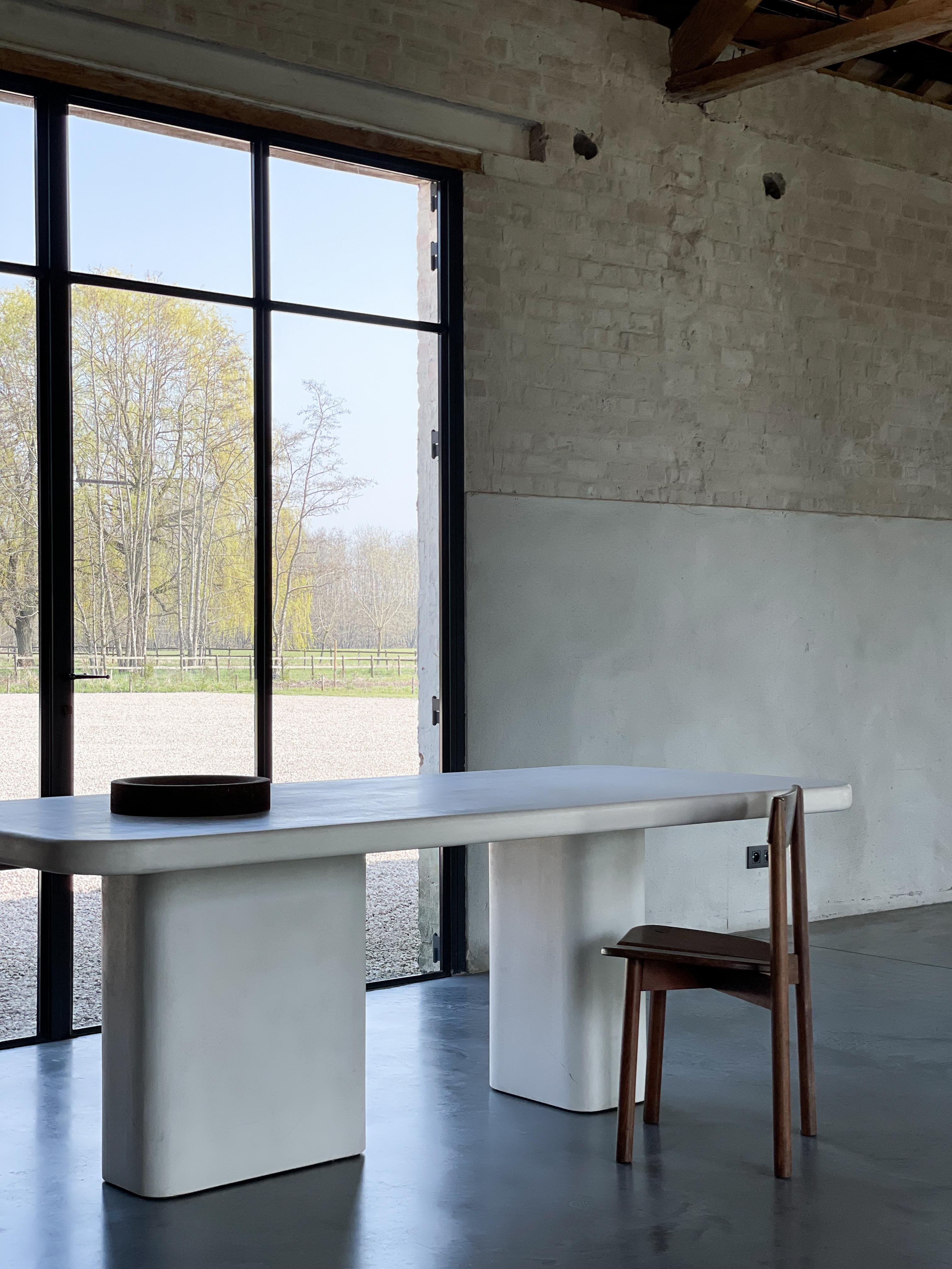 Concrete Table by Vive Ma Maison In New Condition For Sale In Geneve, CH