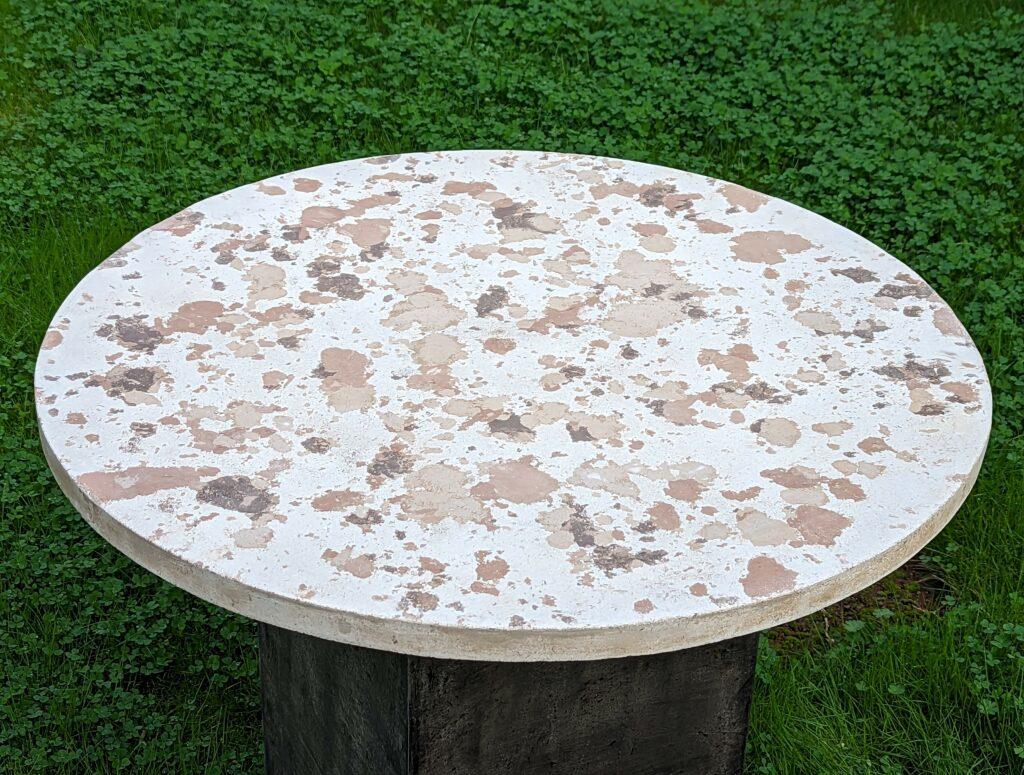 Un plateau en béton de 30 pouces de diamètre et de 1 pouce d'épaisseur avec un motif moucheté brun et blanc rappelant Pollock. Convient pour l'intérieur ou l'extérieur, pour une table de bistro ou une table d'appoint. Fabriqué avec du GFRC (béton