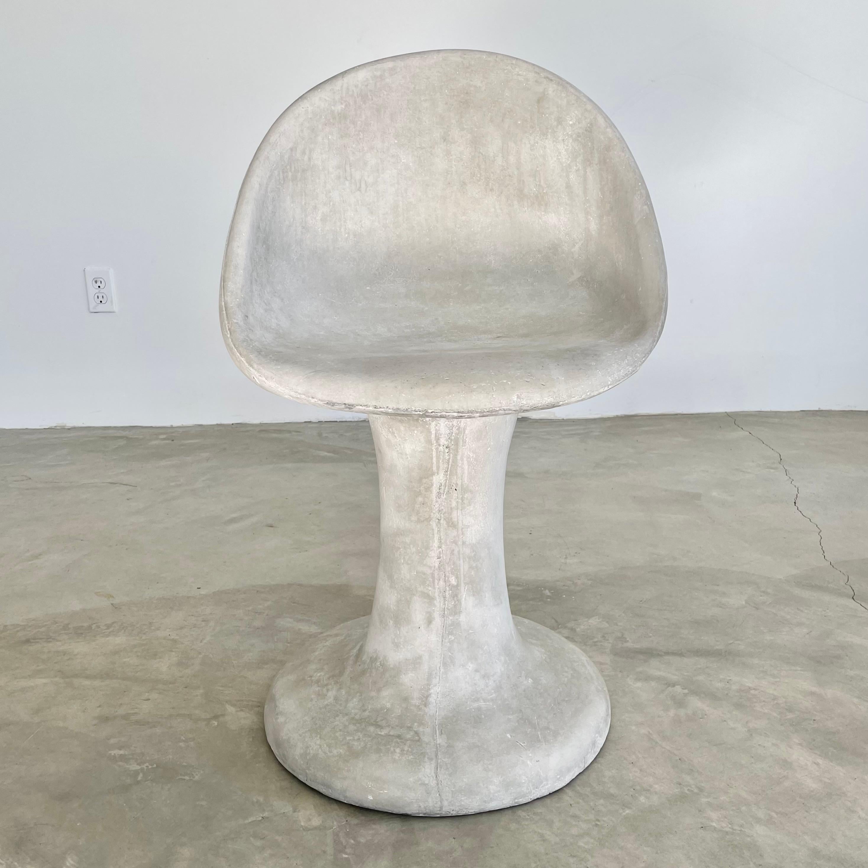 Minimalistische Betonstühle mit tulpenförmigem Fuß und schalenförmigem Sitz. Handgefertigt von Merit in Los Angeles. Diese Stühle haben eine niedrigere Rückenlehne und ein schweres Untergestell, was ihnen ein gutes Gleichgewicht und mehr Stabilität