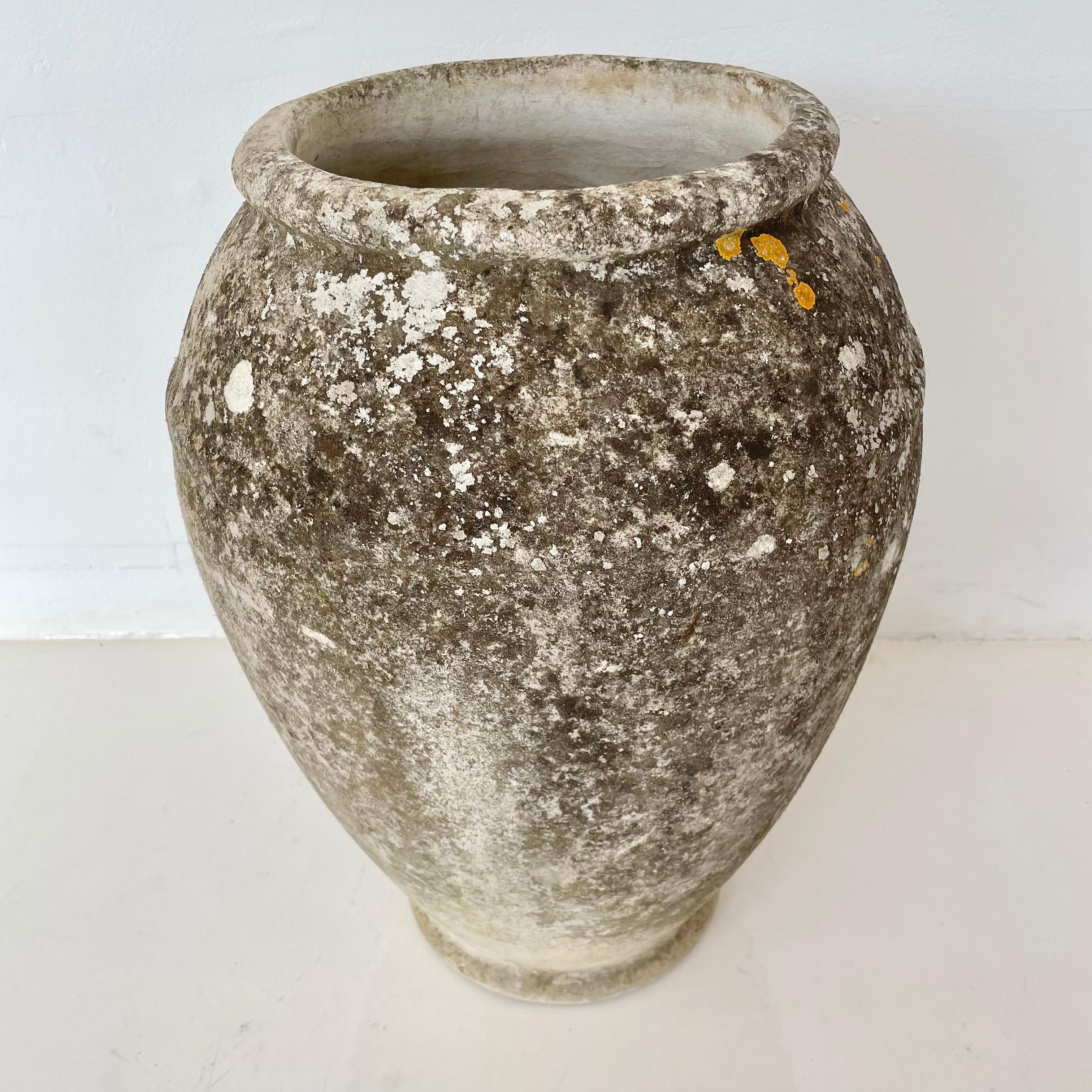 Unusual concrete urn by Willy Guhl. Rare model. Excellent patina. Great vintage condition. Only one available.

Opening of top is 8.5