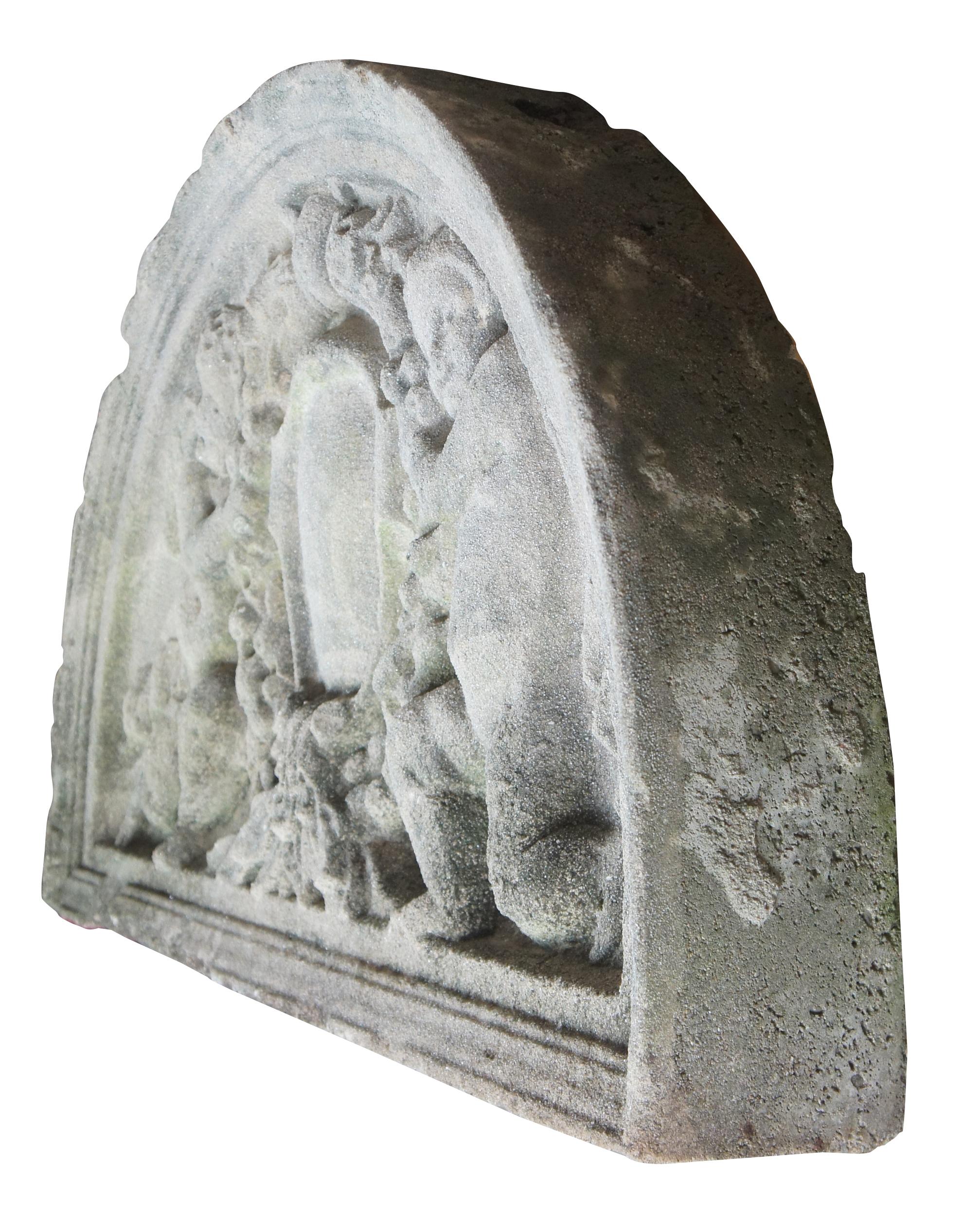 Viktorianische Demilune-Skulptur Cherub-Engel-Gartenplakette aus Beton im Zustand „Gut“ im Angebot in Dayton, OH