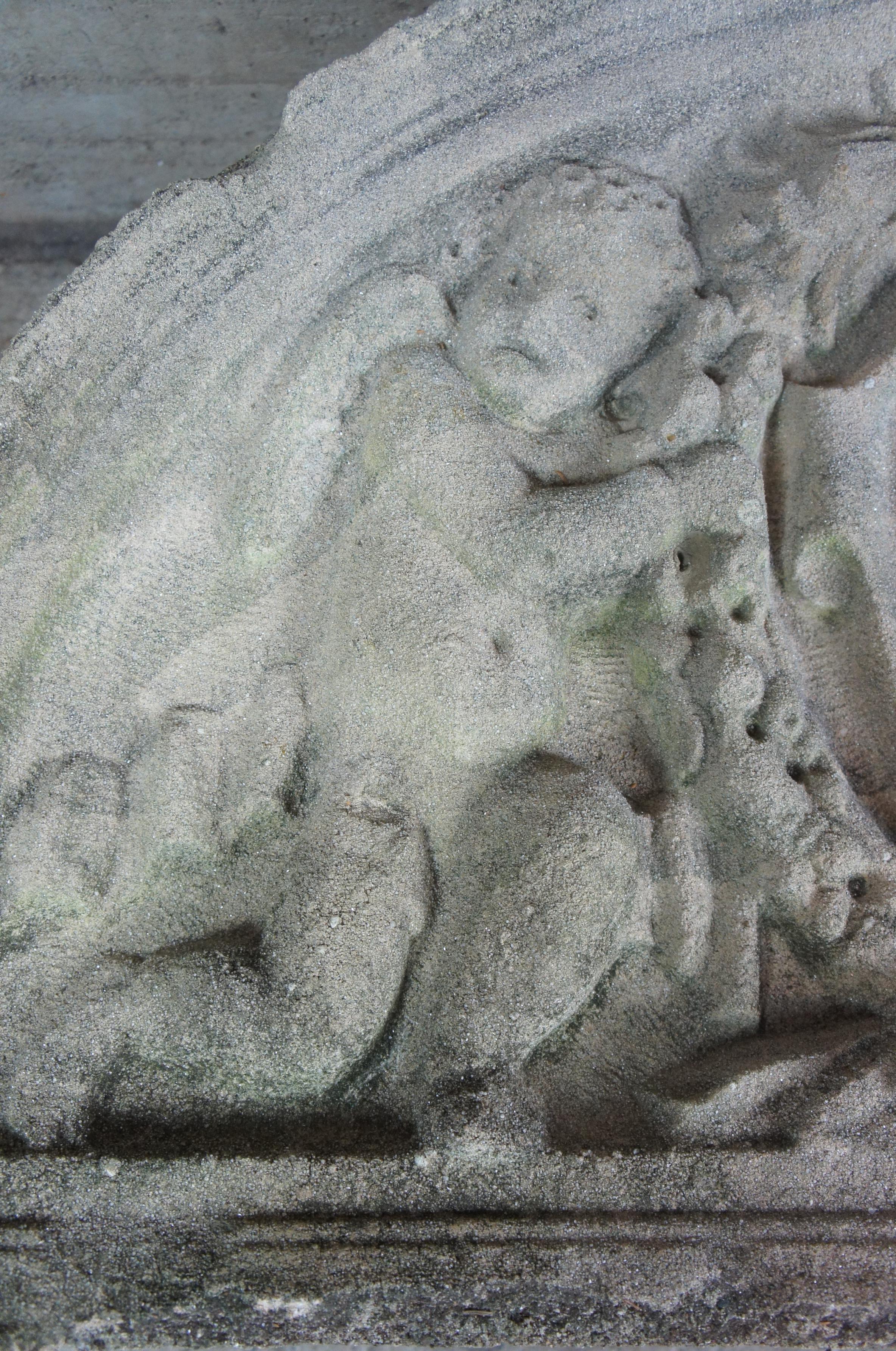 Concrete Demilune Skulpturale Cherub-Engel-Gartenplakette aus Beton im Zustand „Relativ gut“ im Angebot in Dayton, OH