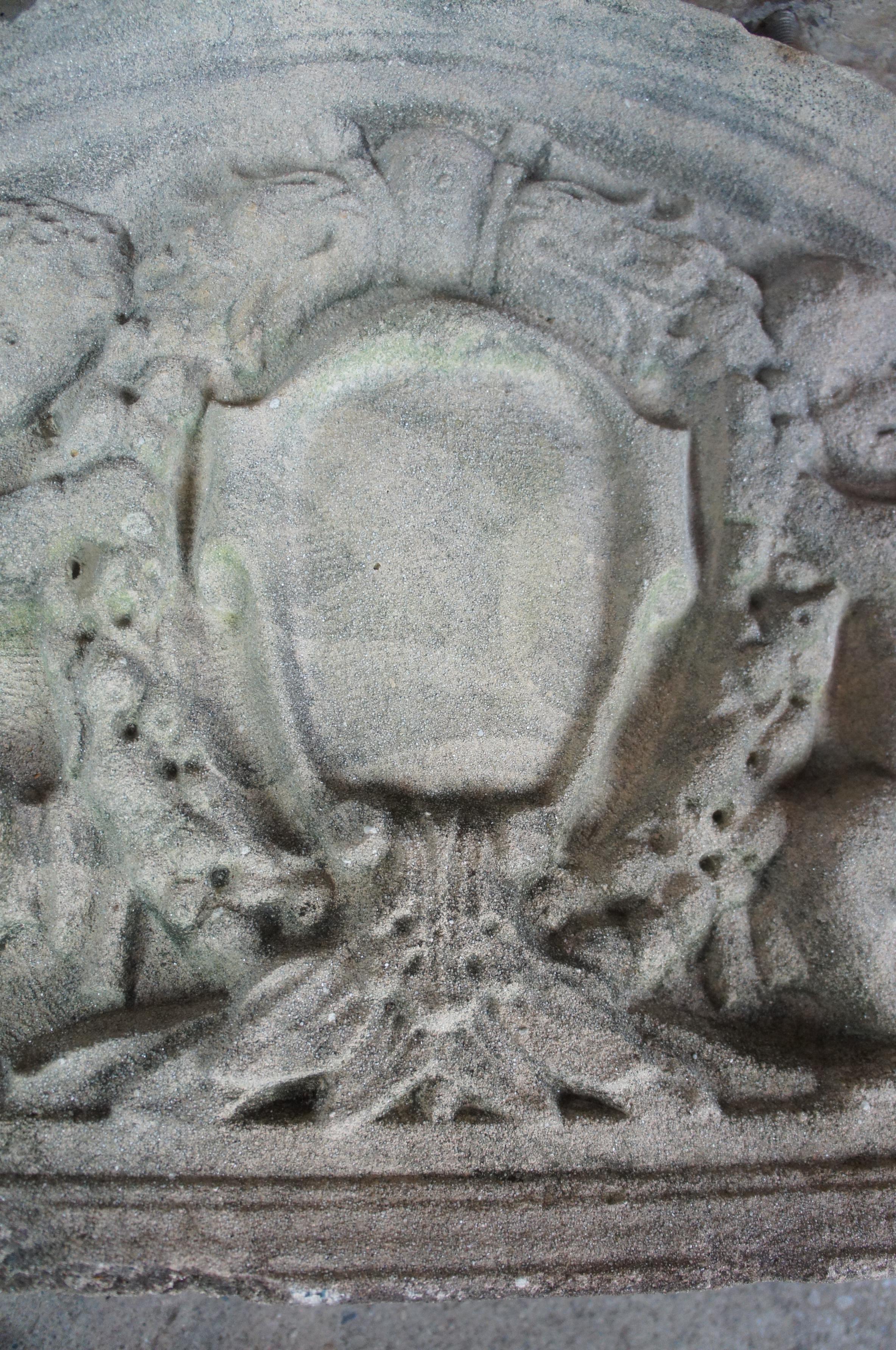 Concrete Demilune Skulpturale Cherub-Engel-Gartenplakette aus Beton (20. Jahrhundert) im Angebot