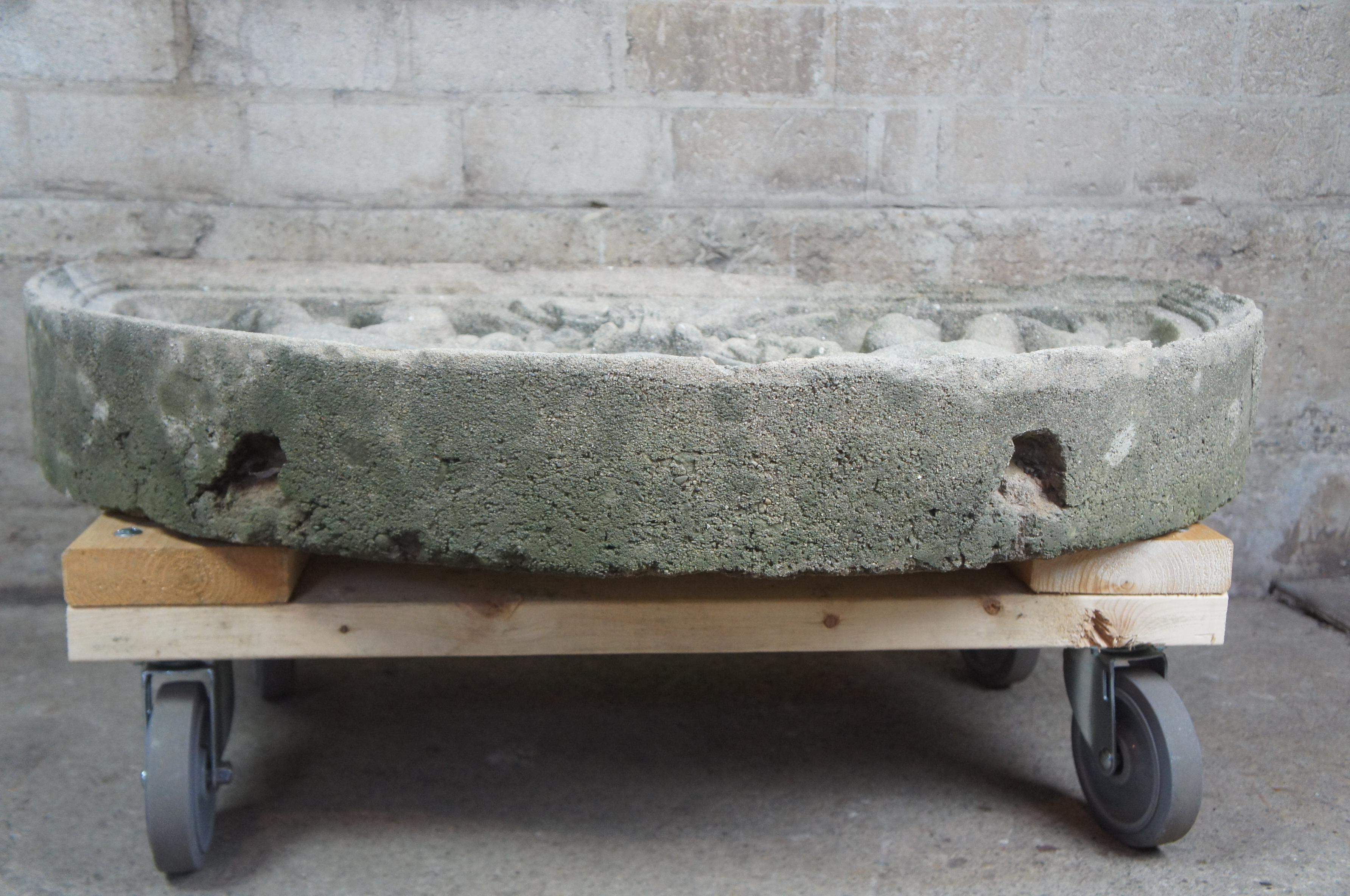 Concrete Demilune Skulpturale Cherub-Engel-Gartenplakette aus Beton im Angebot 3