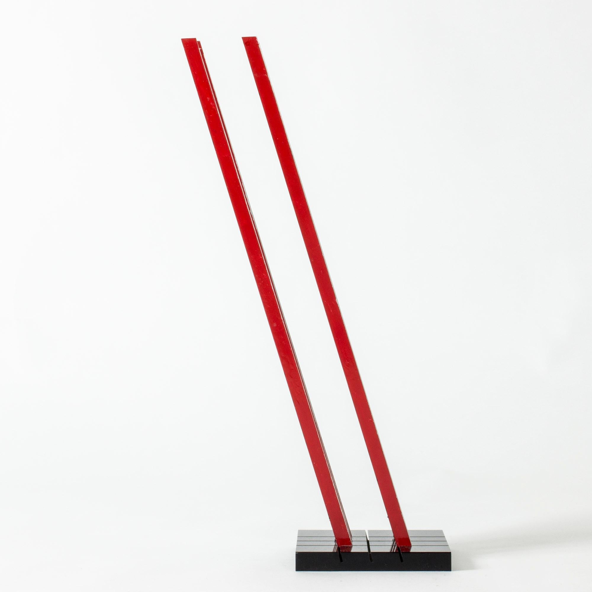 Sculpture étonnante de Lars Erik Falk, faite de fils métalliques inclinés à 73 degrés, comme le veut la signature de Falk. Peint en rouge, bleu, noir, un côté en métal non peint. Superbe jeu de couleurs et d'angles.

Lars Erik Falk (1922-1918) est