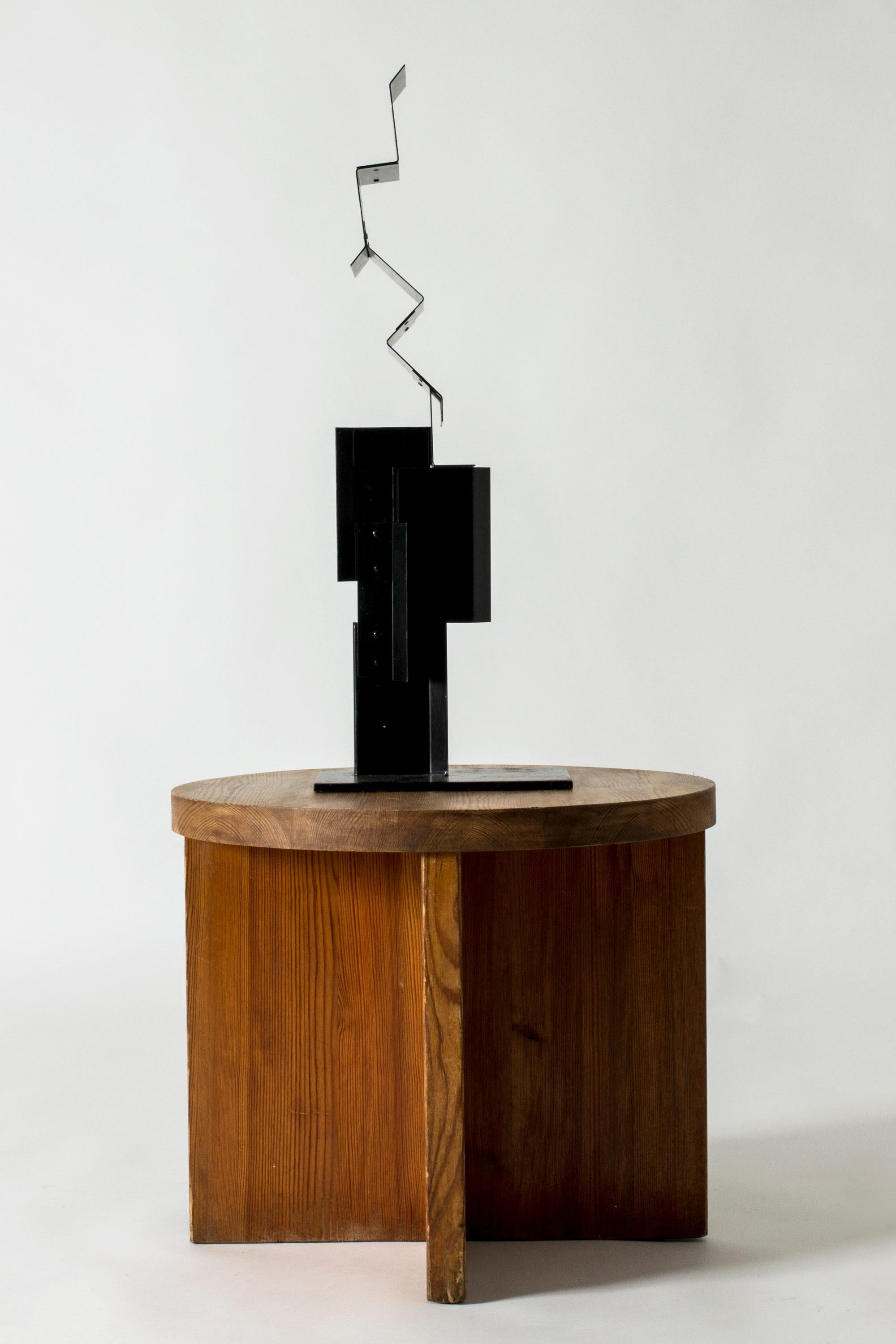 Remarquable sculpture de Lars Erik Falk, réalisée en métal laqué noir. Des angles intéressants, des perspectives différentes sous des angles différents. Nommé 