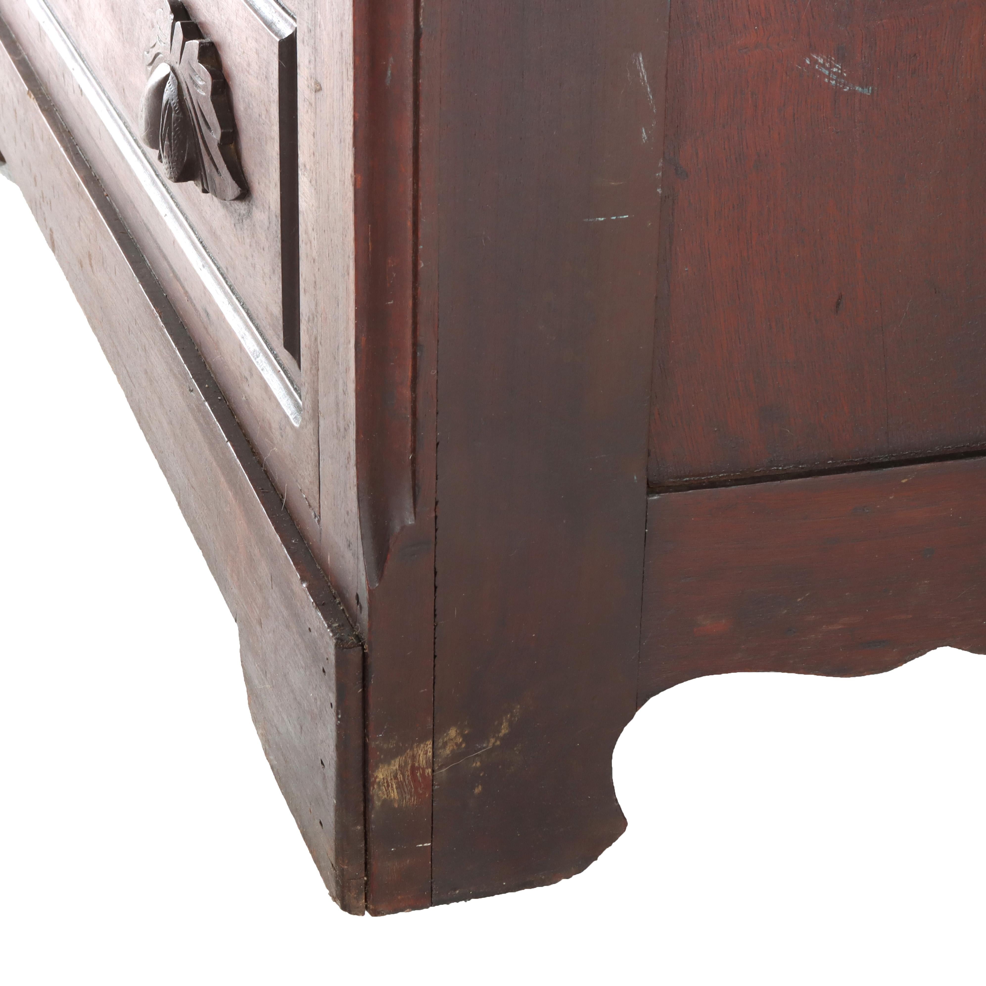 Conde antico cassettone in noce a 4 cassetti con tiranti intagliati C1890 in vendita 3