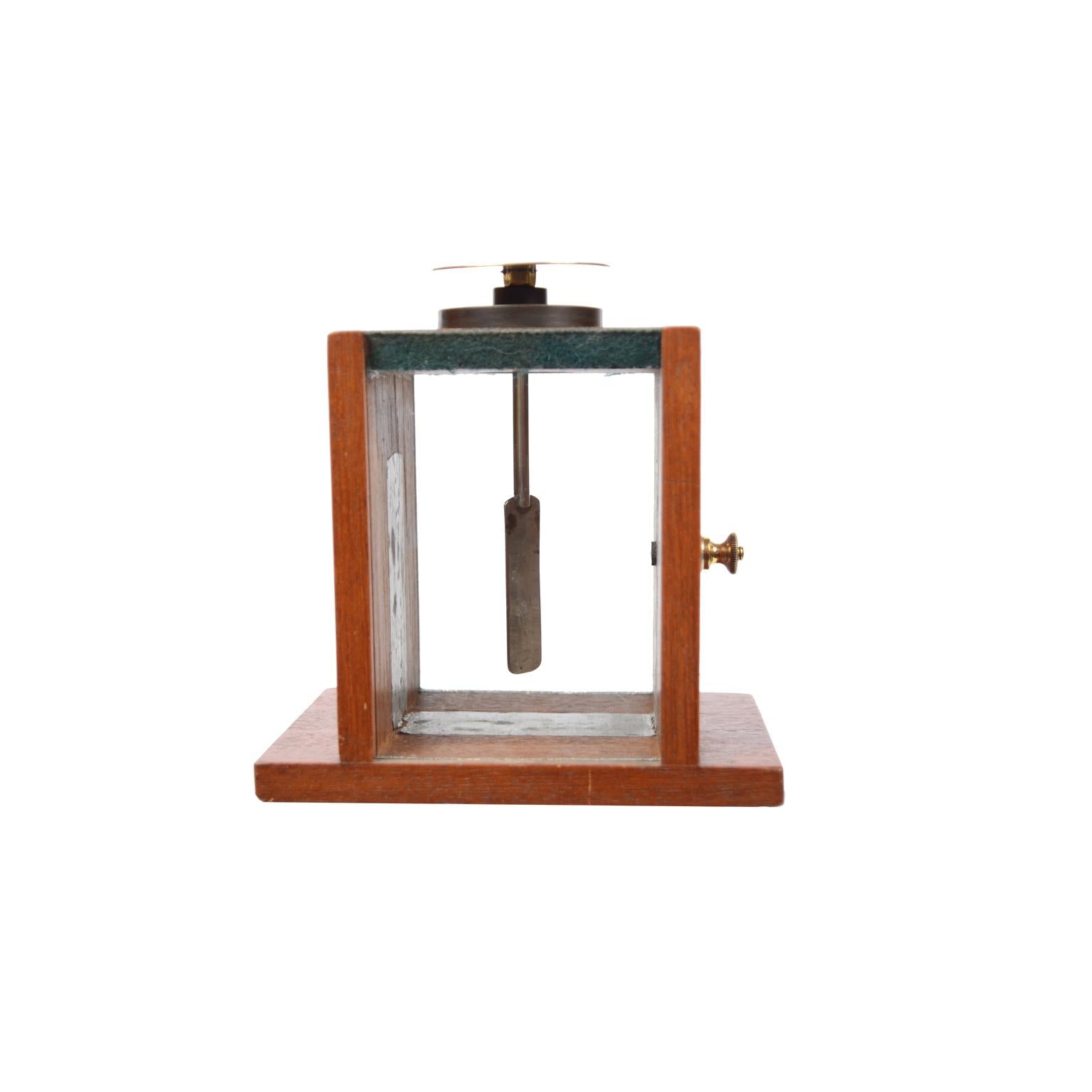 Condenser electroscope made of mahogany wood, brass and glass from the early 1900s; it is an antique instrument that allows to recognize if a body is electrically charged; it can reveal the charge but not quantify it. It was developed by Alessandro