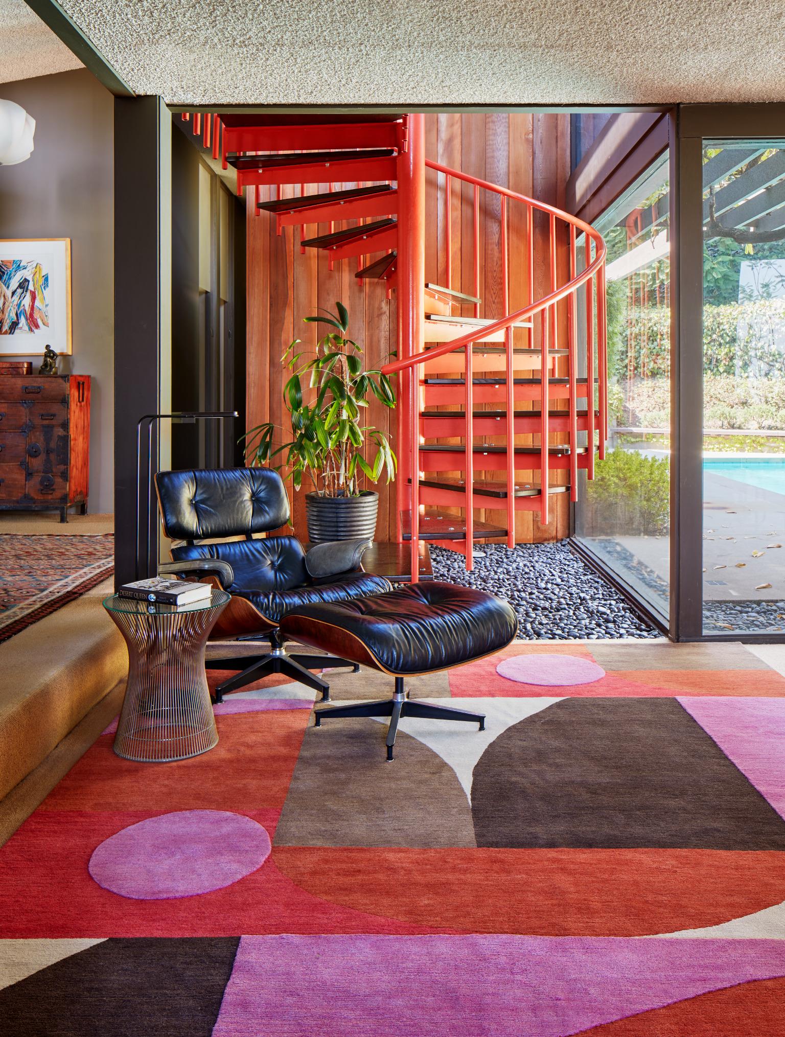 Inspiriert vom mexikanischen Mid-Century-Modernismus, verwendet dieser Teppich unkonventionelle geometrische Formen und gedämpfte Farbtöne, um ihre zeitlosen Kompositionen mit Leichtigkeit zu inszenieren.

Erik Lindstrom bietet eine kuratierte