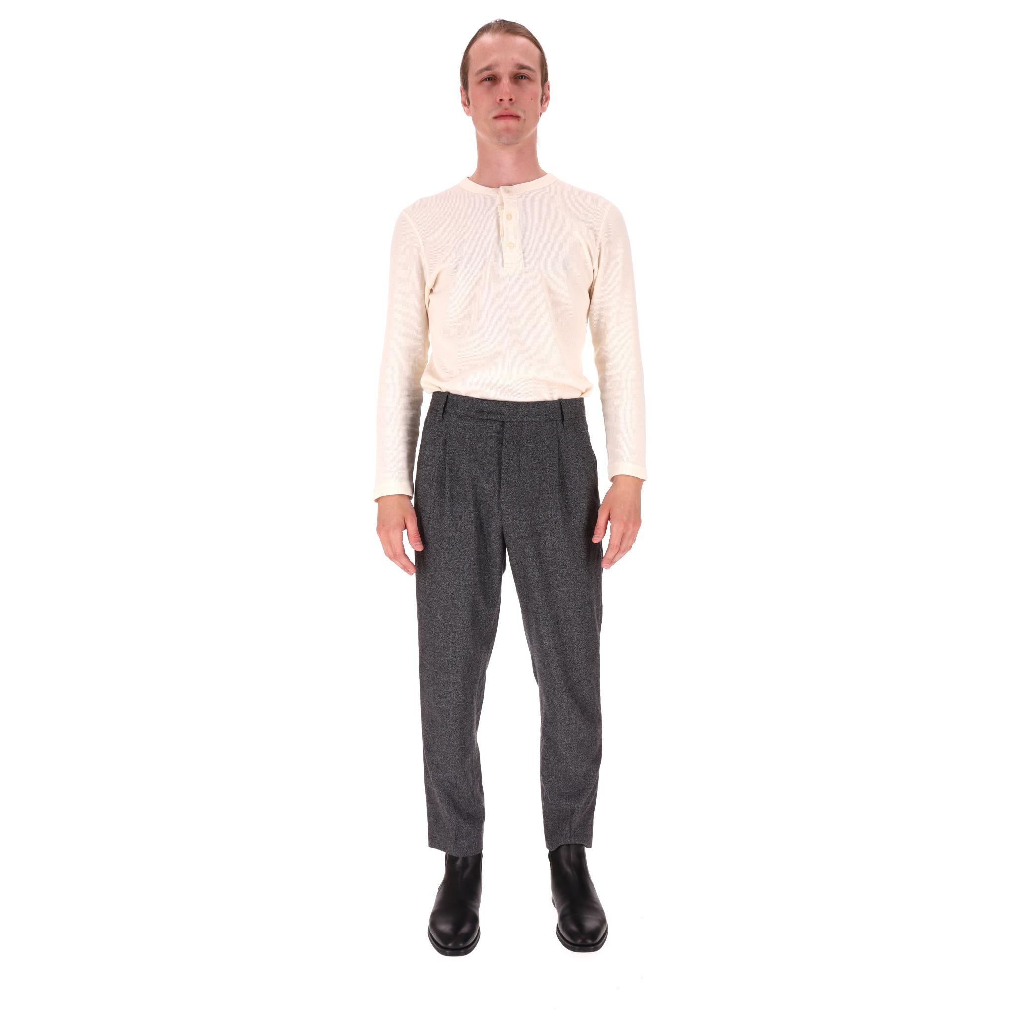 Paul Smith - Pantalon en laine à coupe tapissée

Pantalon gris entièrement réalisé en laine avec une coupe fuselée.

Il présente des plis à la taille, des poches boutonnées à l'arrière et une fermeture à boutons et à glissière sur le devant.

Rrp