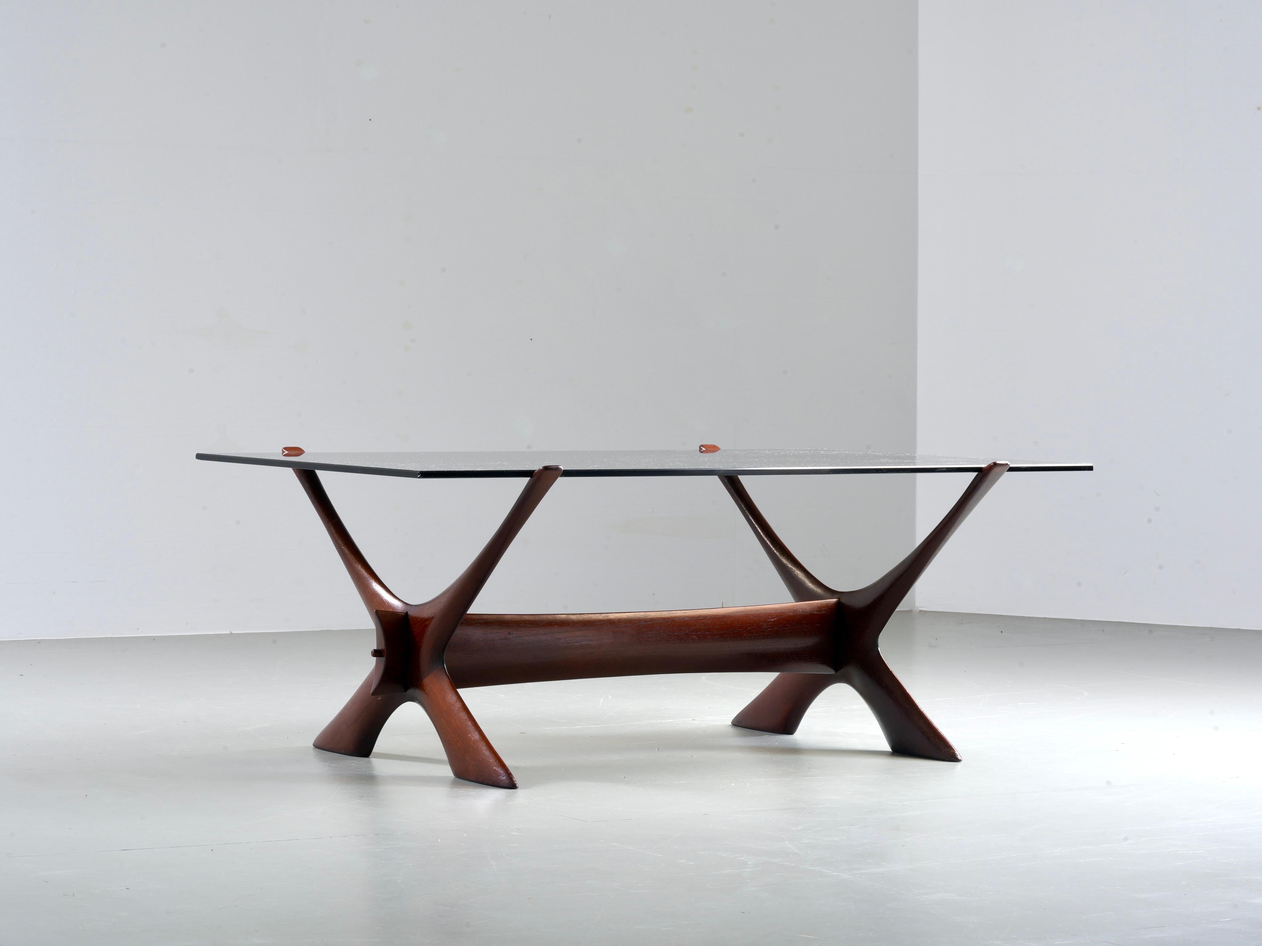Tavolino Condor di Fredrik Schriever-Abeln per Orbro Glass, anni '60

Questo tavolino riflette lo stile The Modern Scandinavian Modern con il suo design scultoreo ma funzionale. La base in legno massiccio è caratterizzata da gambe organicamente