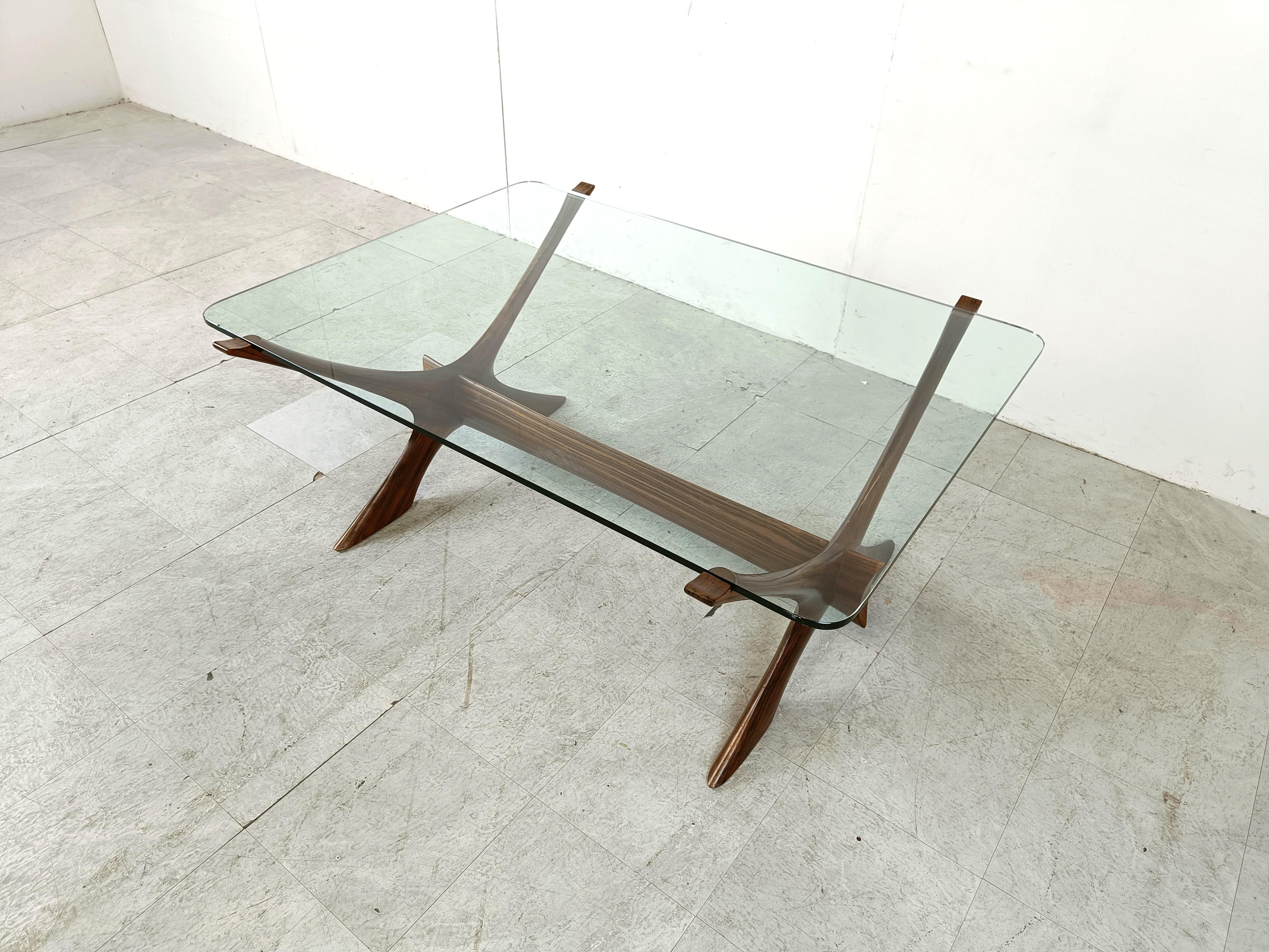 Spectaculaire table basse du milieu du siècle conçue par  Fredrik Schriever-Abeln pour la société suédoise Örebro Glasfabrik.

La table est magnifique sous tous les angles et se caractérise par un cadre en teck de belle facture et un plateau en