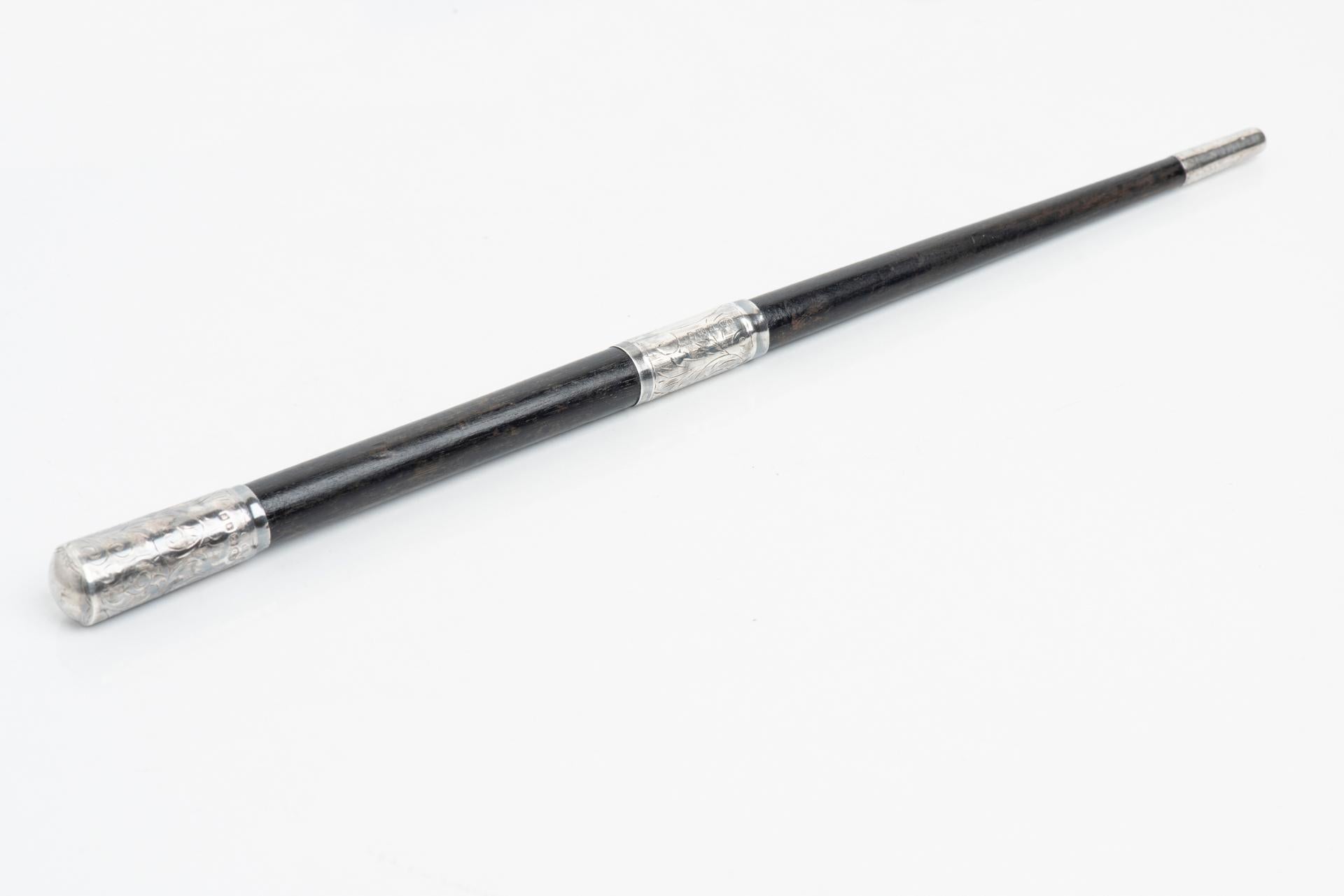 Bacchetta da direttore d'orchestra in argento 925 montata su ebano, firmata Londra 1941.  È perfetto.

rif. A/6