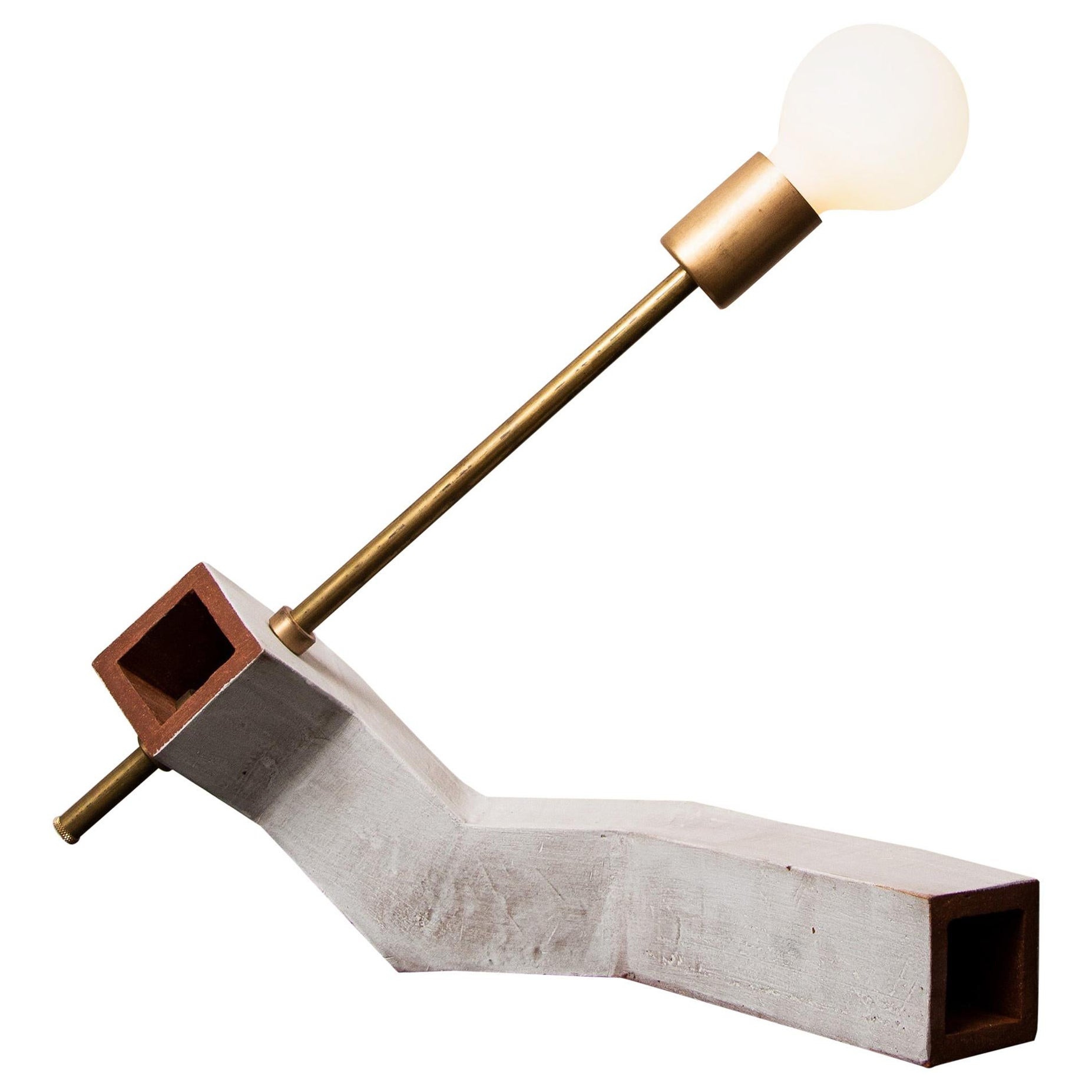 conduit Incline
 Brutalistische Tischleuchte aus weißer Keramik und Messing im Angebot