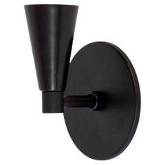 Applique murale Cone 1 de Research. Lighting, noire, fabriquée sur commande
