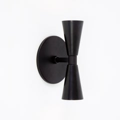 Applique murale Cone 2 de Research. Lighting, noire, fabriquée sur commande