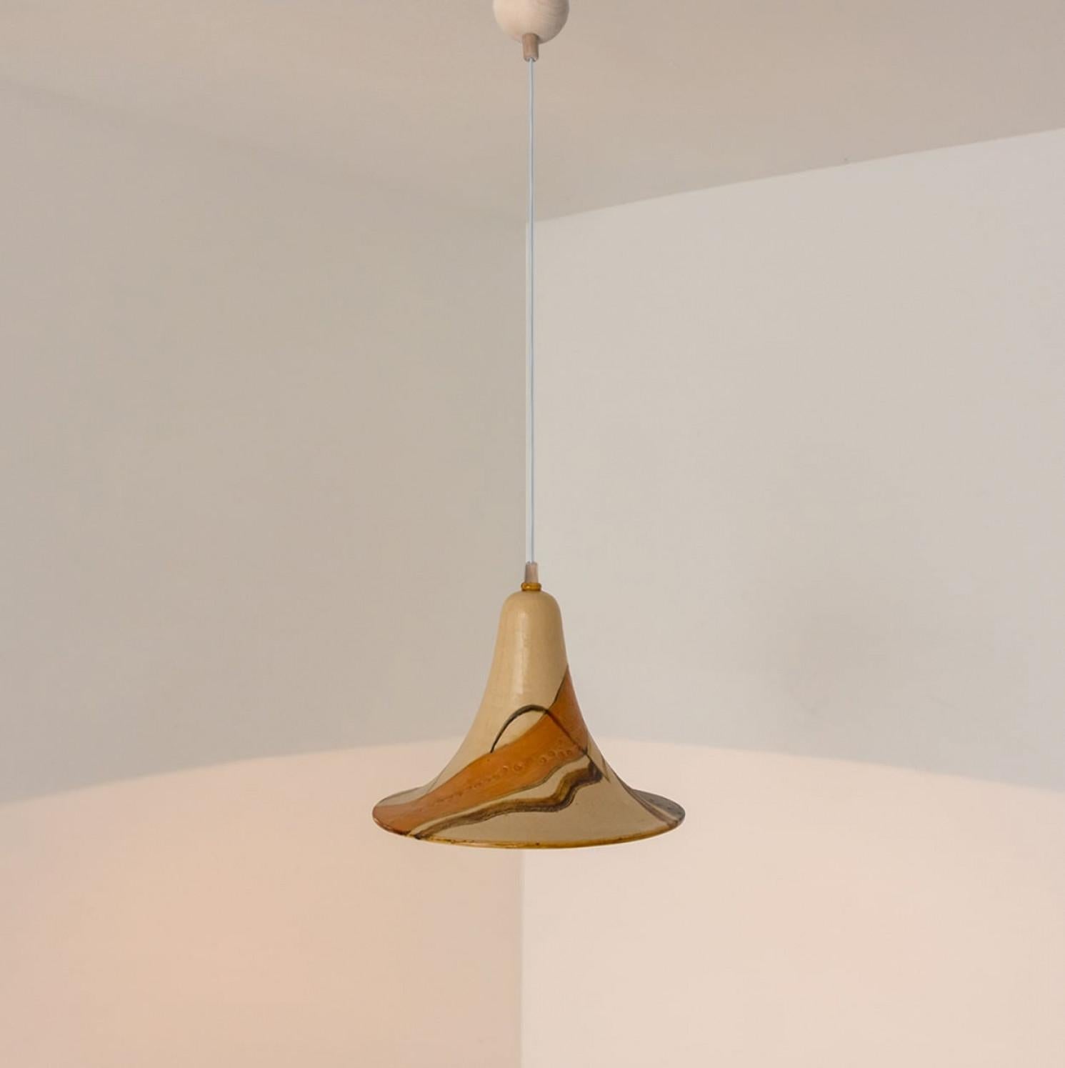 Lampada a sospensione in ceramica arancione beige a cono, Danimarca, 1970 in vendita 3