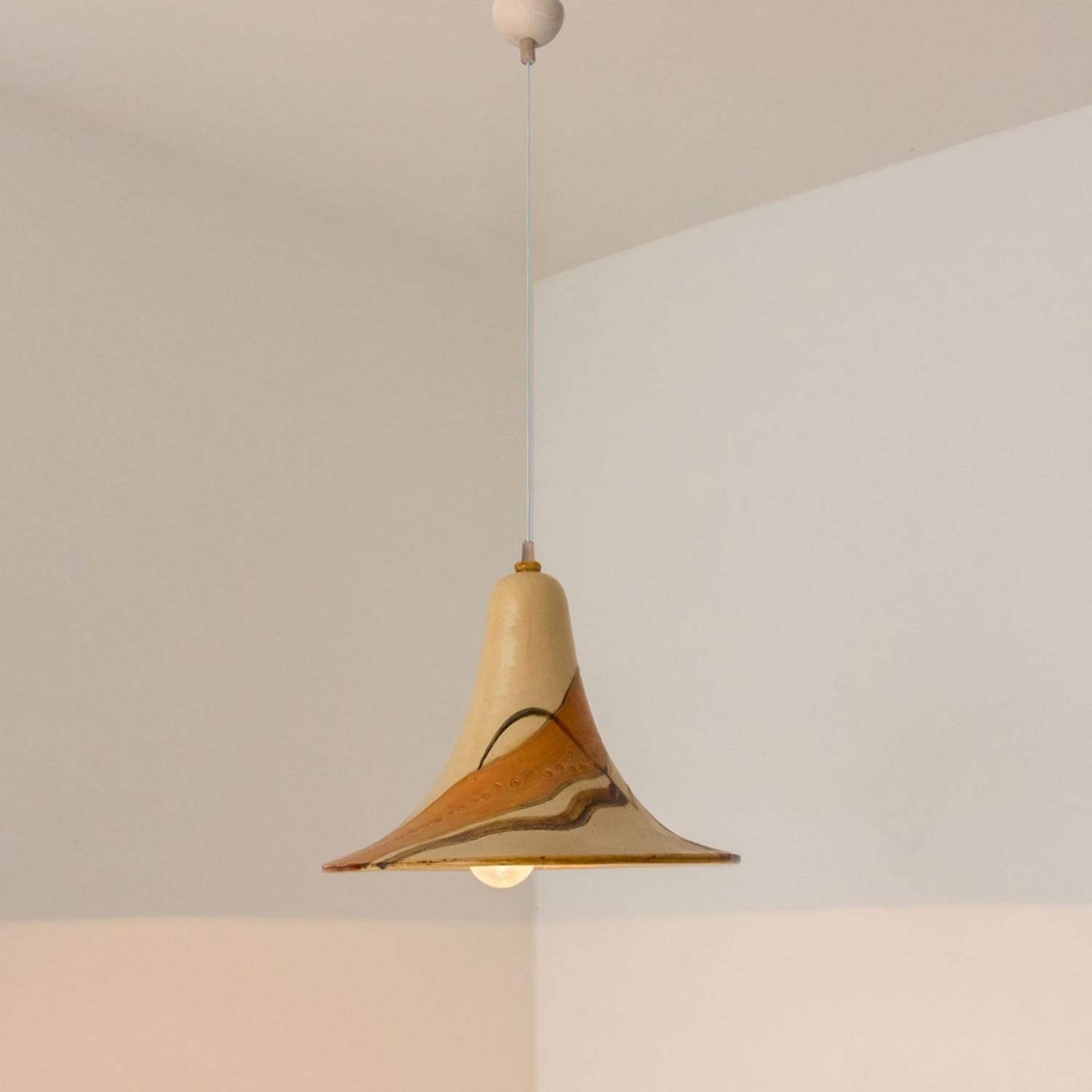 Lampada a sospensione in ceramica arancione beige a cono, Danimarca, 1970 in vendita 4