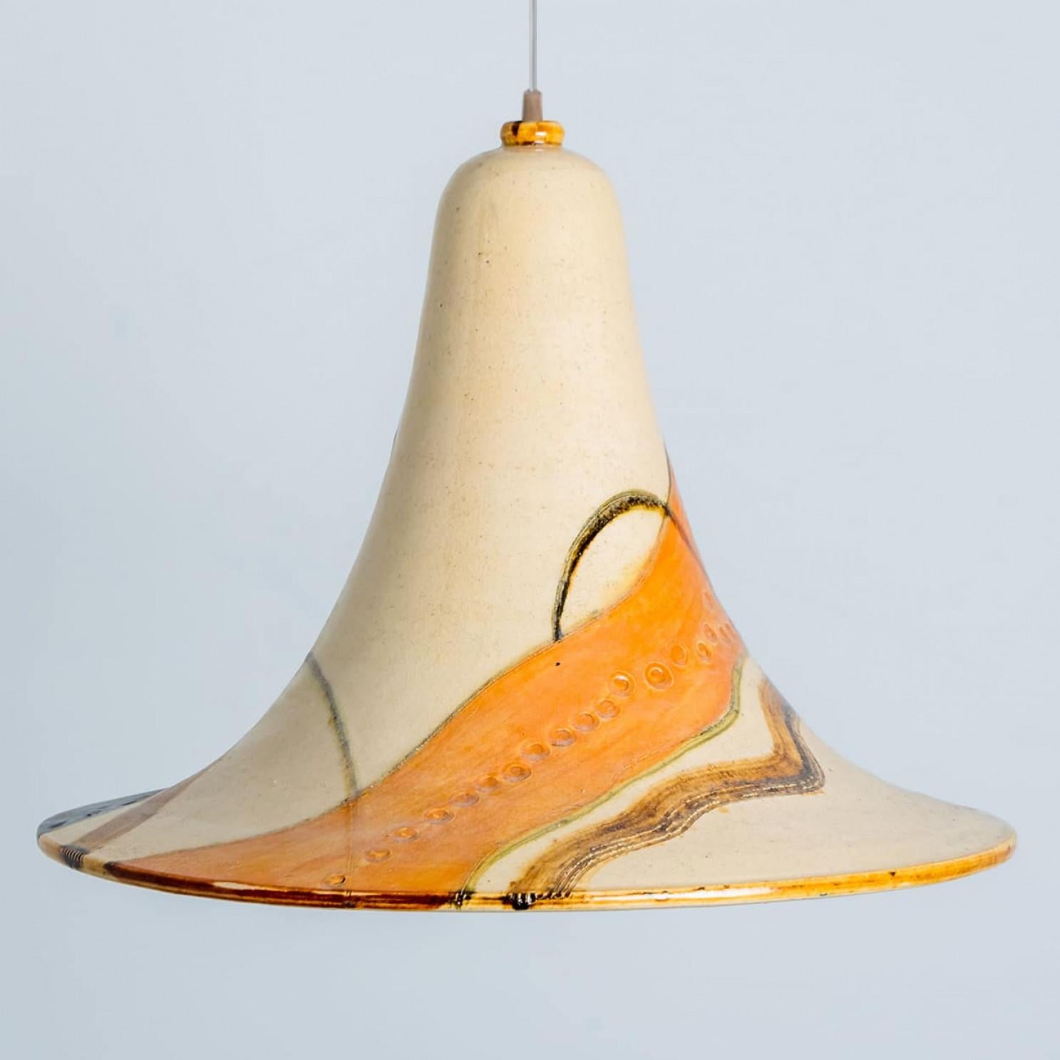 Splendida lampada a sospensione rotonda dalla forma insolita, realizzata in ceramica di colore beige e arancione chiaro, prodotta negli anni '70 in Danimarca. Abbiamo anche una moltitudine di set e composizioni luminose in ceramica colorata, tutte