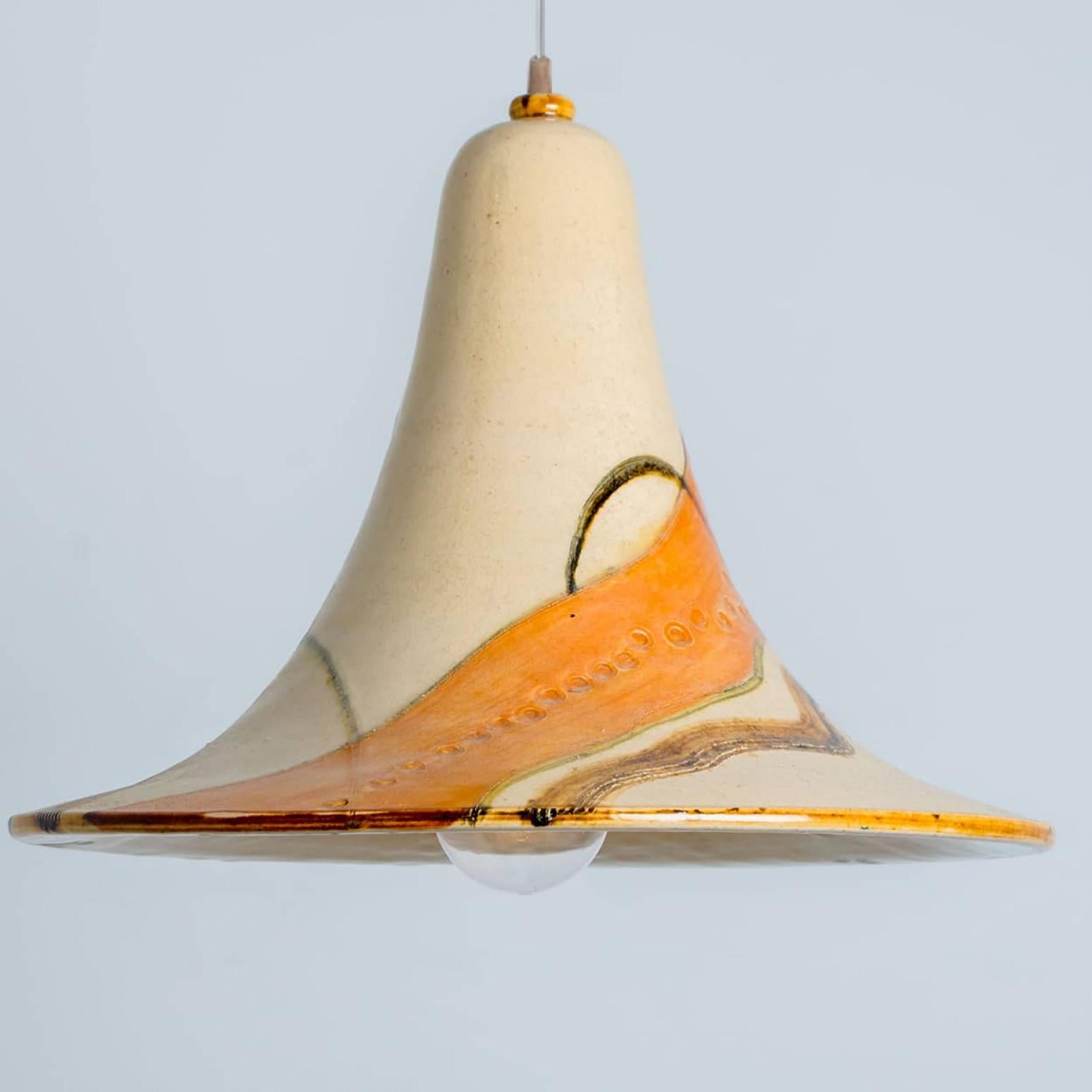 Lampada a sospensione in ceramica arancione beige a cono, Danimarca, 1970 In condizioni buone in vendita a Rijssen, NL