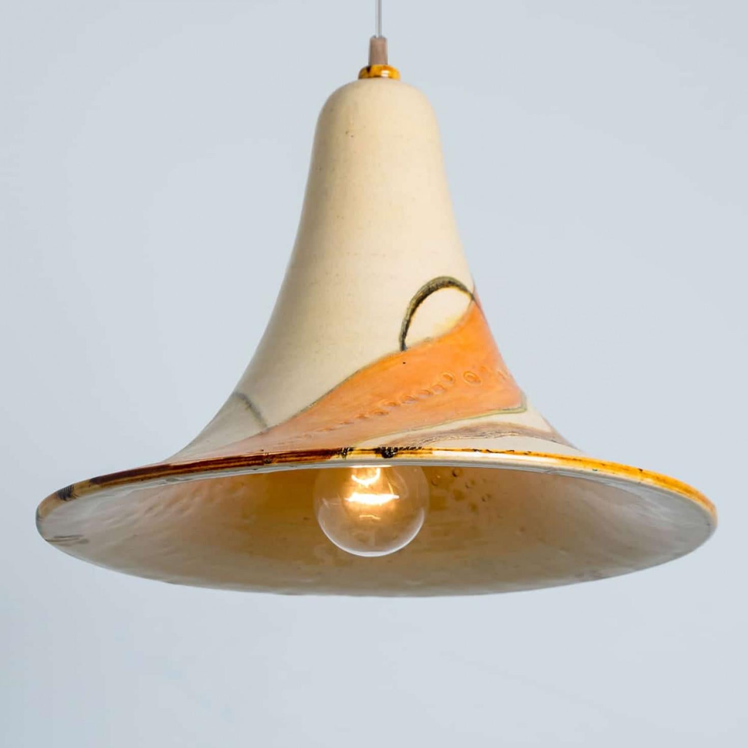 Fine XX secolo Lampada a sospensione in ceramica arancione beige a cono, Danimarca, 1970 in vendita