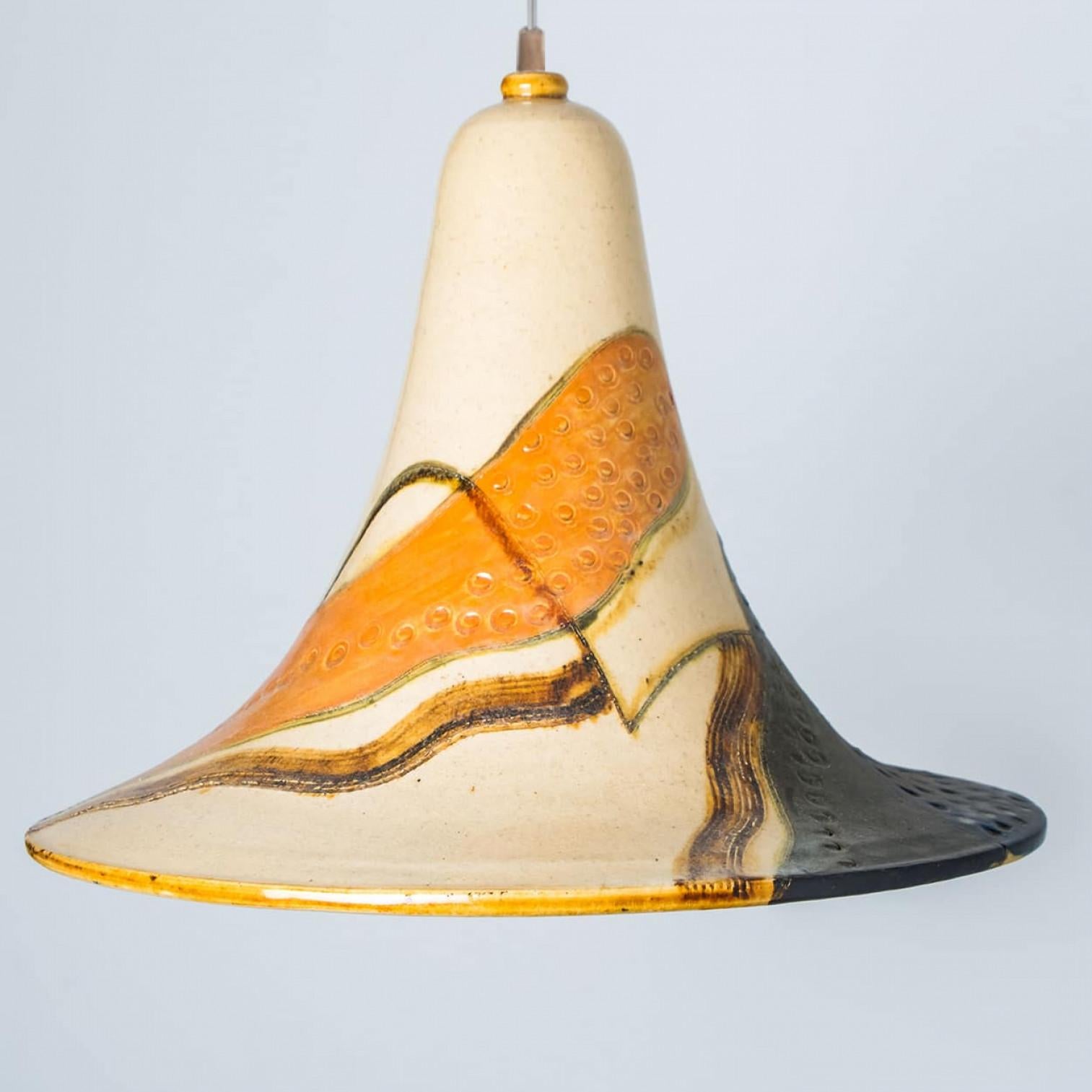 Lampada a sospensione in ceramica arancione beige a cono, Danimarca, 1970 in vendita 1
