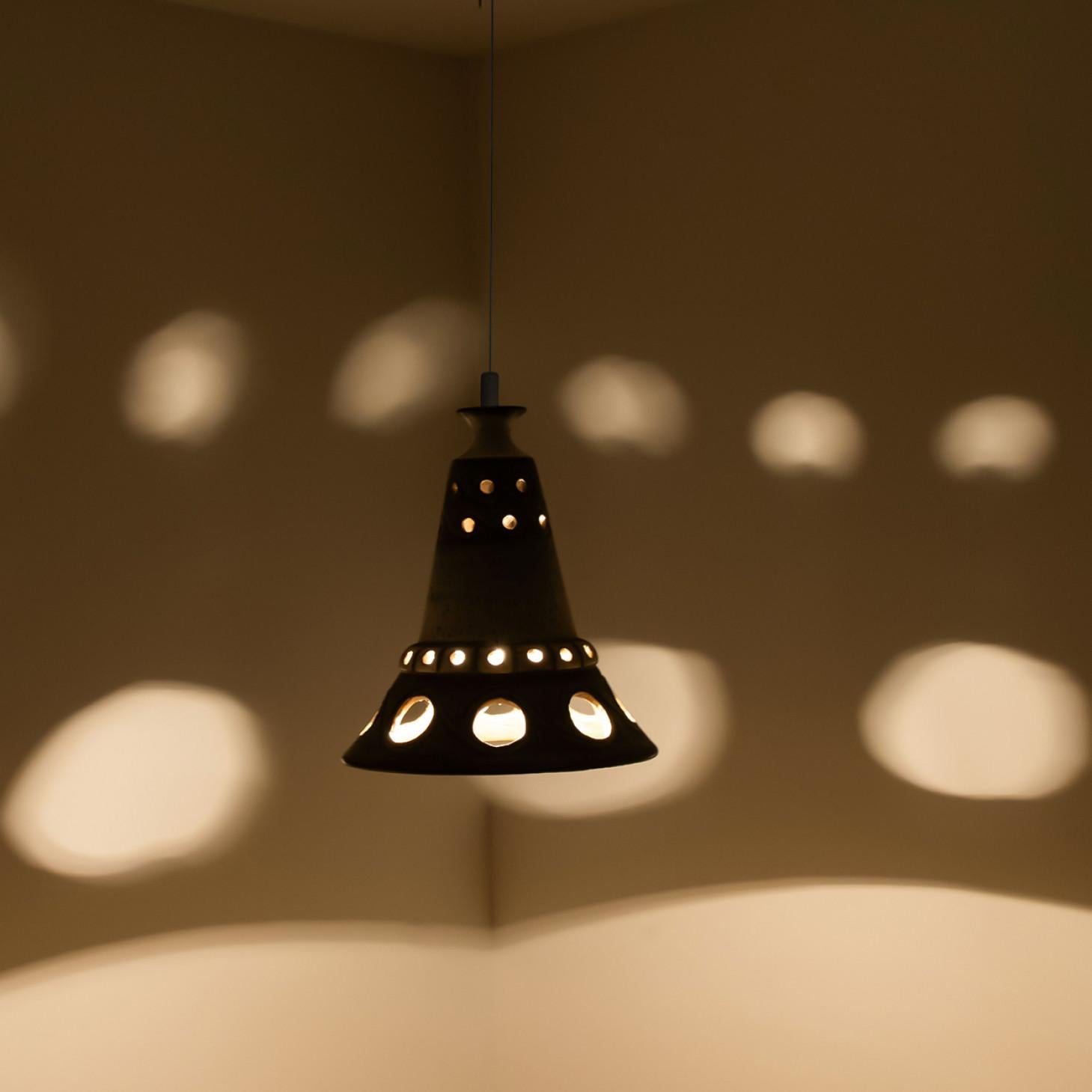 Lampada a sospensione in ceramica blu a cono, Danimarca, 1970 in vendita 3