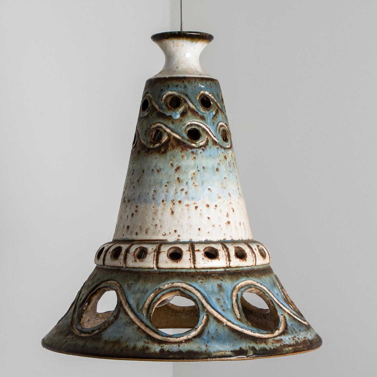 Splendida lampada a sospensione rotonda a forma di cono, realizzata in ceramica blu dai colori intensi, prodotta negli anni '70 in Danimarca. Abbiamo anche una moltitudine di set e composizioni luminose in ceramica colorata, tutte disponibili sul