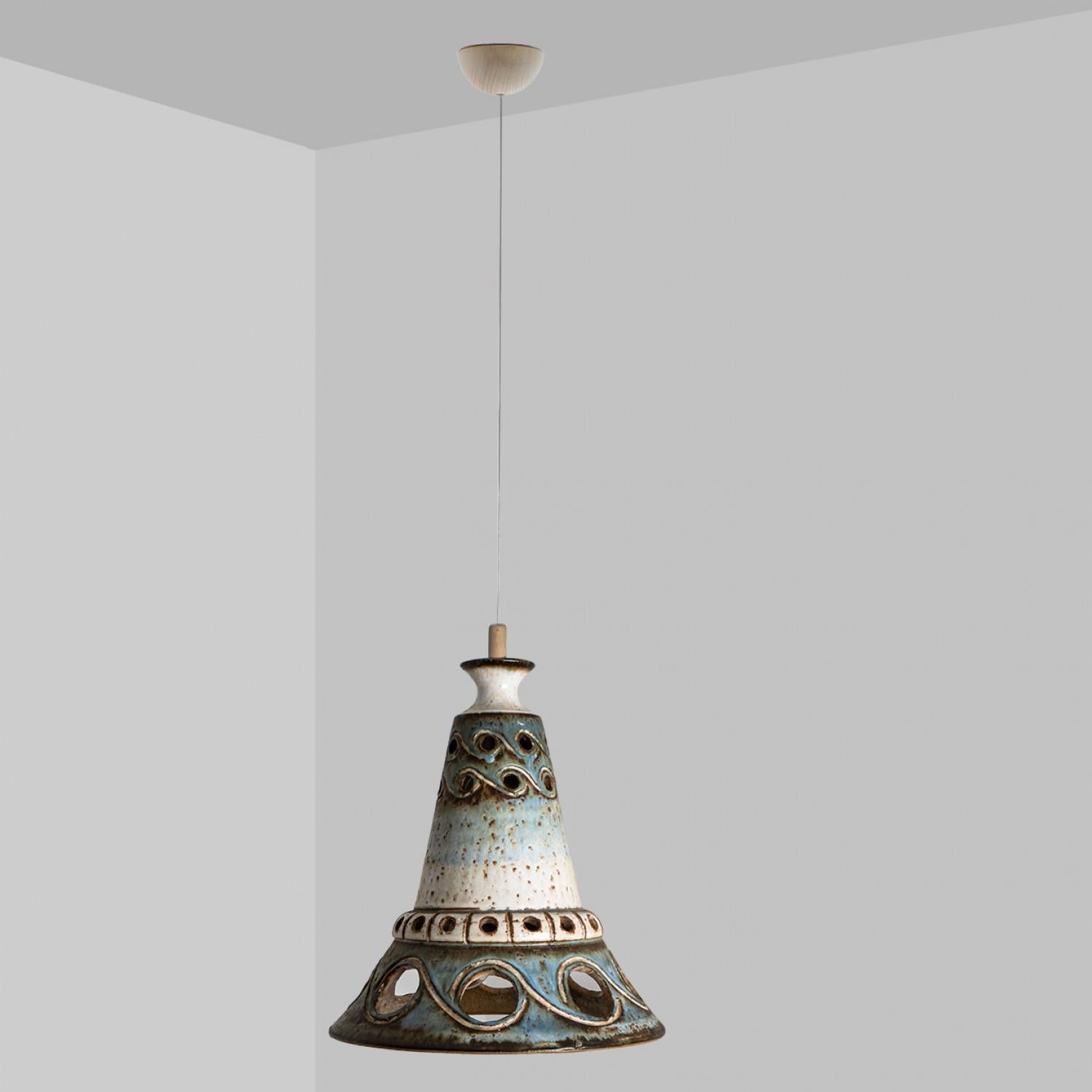 Danese Lampada a sospensione in ceramica blu a cono, Danimarca, 1970 in vendita