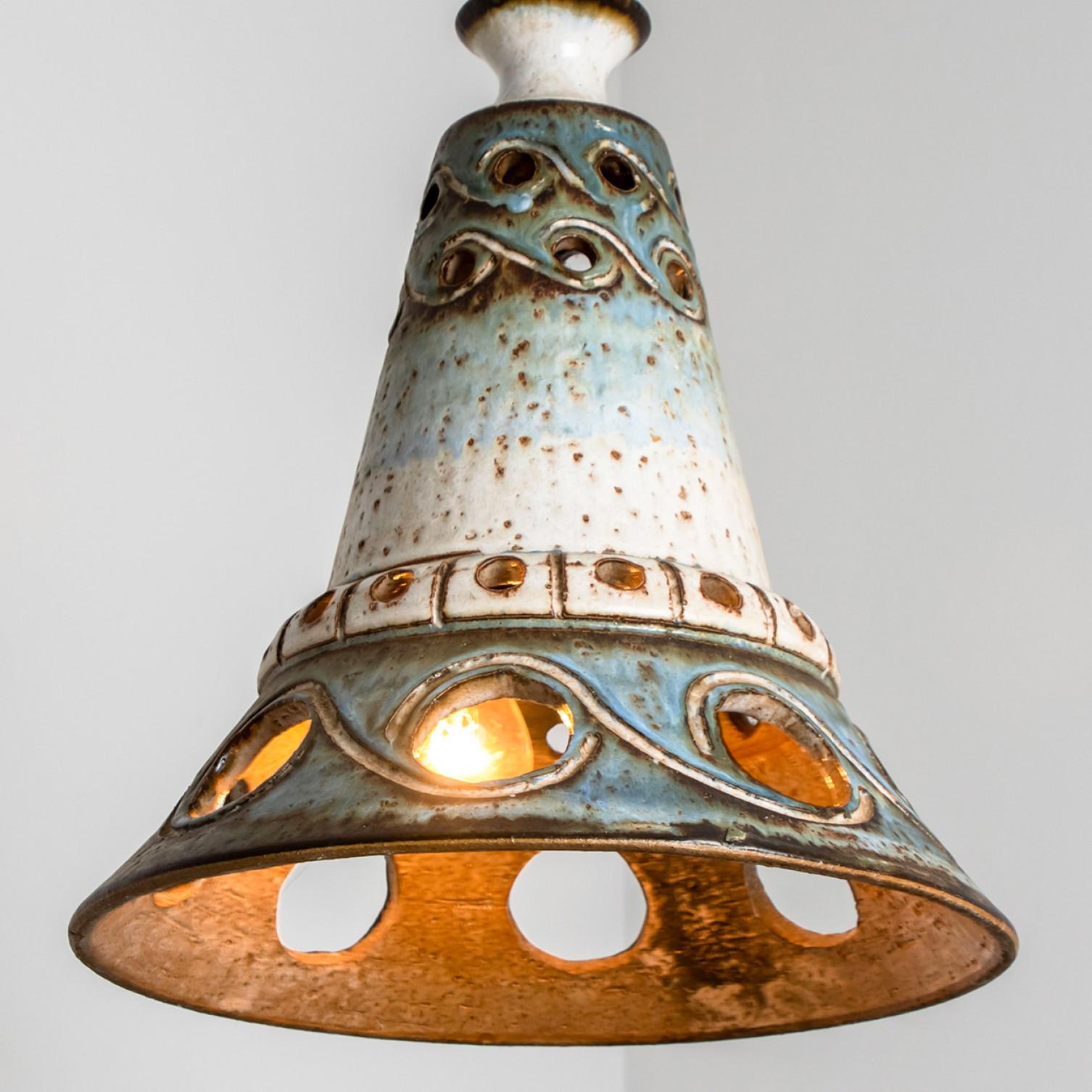 Lampada a sospensione in ceramica blu a cono, Danimarca, 1970 In condizioni buone in vendita a Rijssen, NL