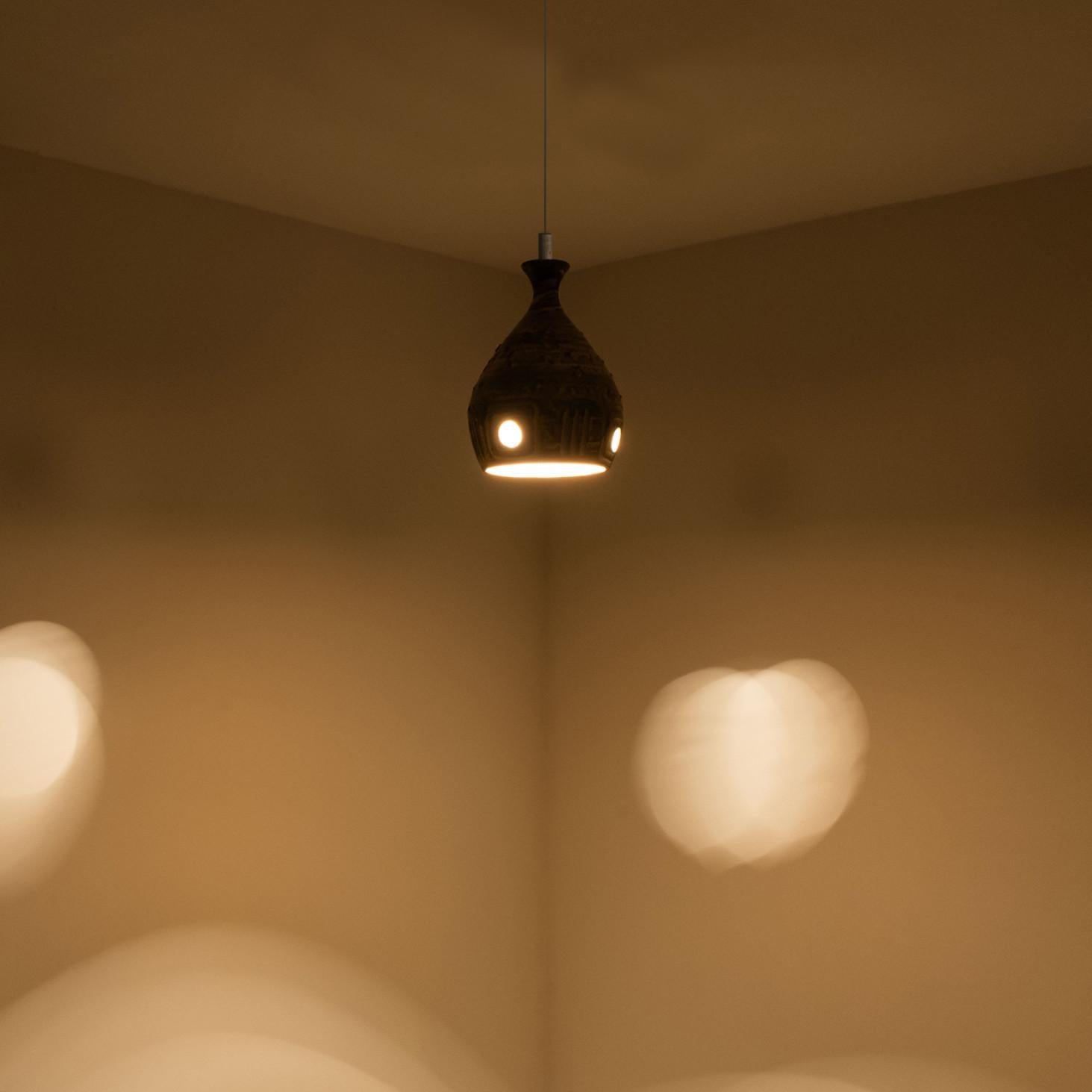 Lampada a sospensione in ceramica Cone Brown Beige Terra, Danimarca, 1970 in vendita 3