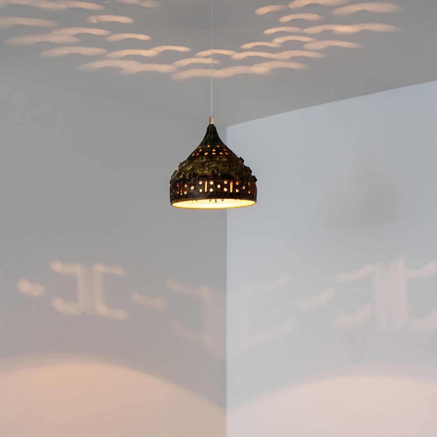 Lampada a sospensione in ceramica verde marrone a cono, Danimarca, 1970 in vendita 4