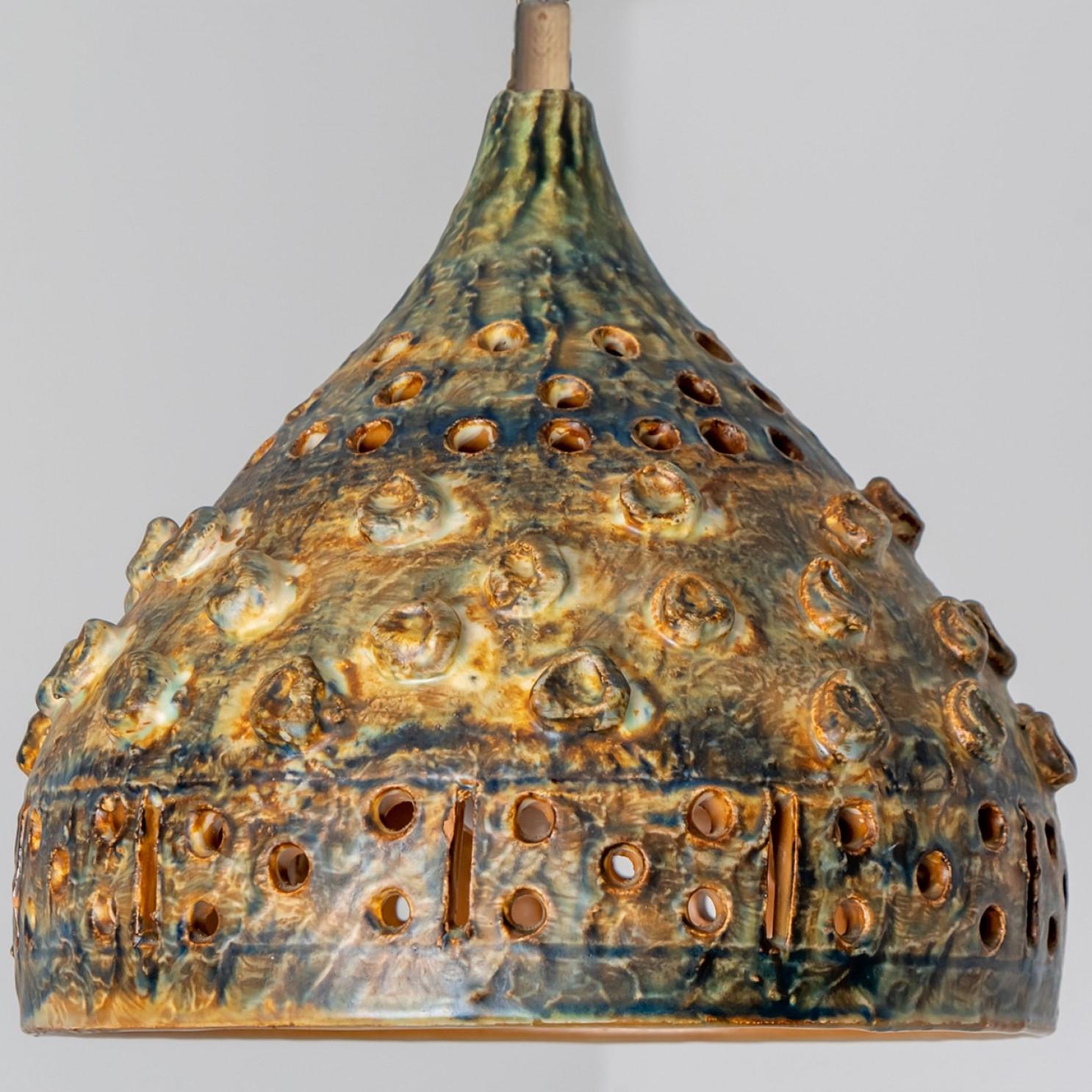 Fine XX secolo Lampada a sospensione in ceramica verde marrone a cono, Danimarca, 1970 in vendita