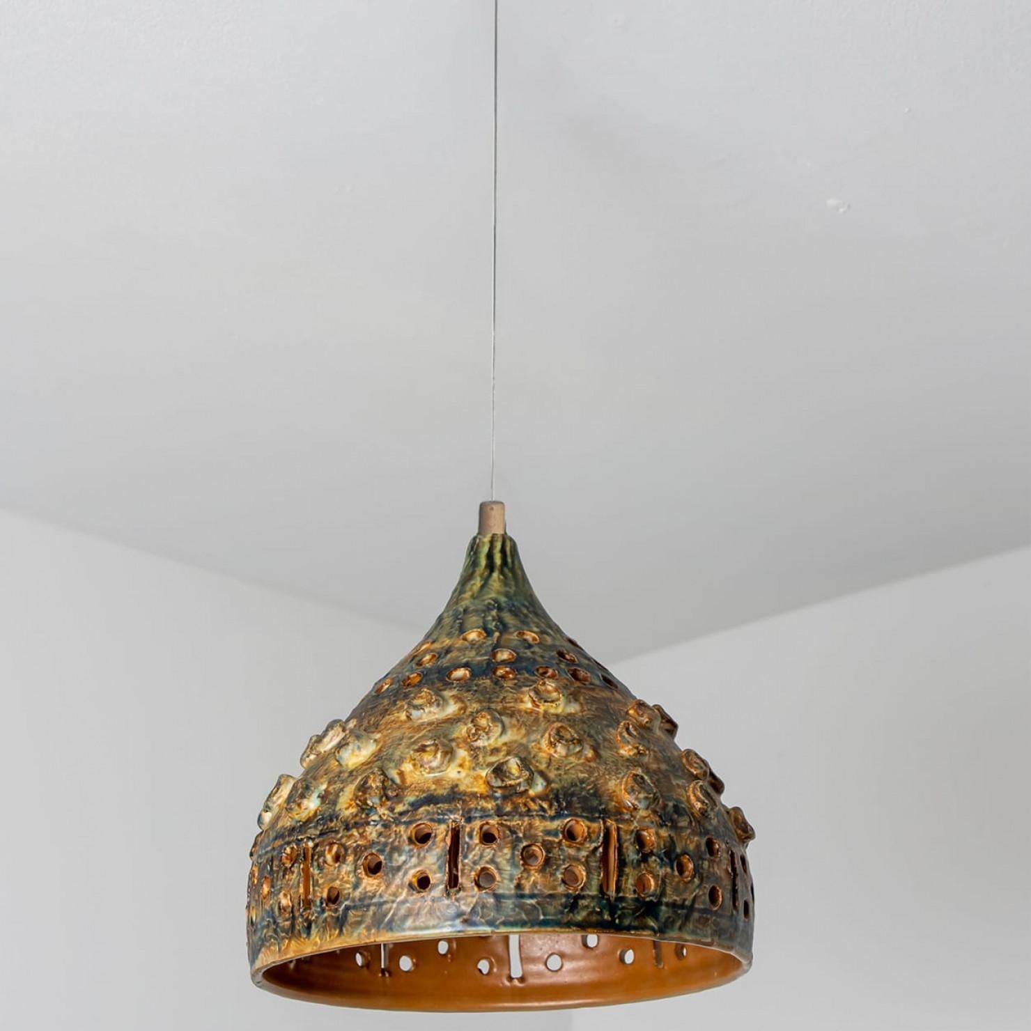 Ceramica Lampada a sospensione in ceramica verde marrone a cono, Danimarca, 1970 in vendita