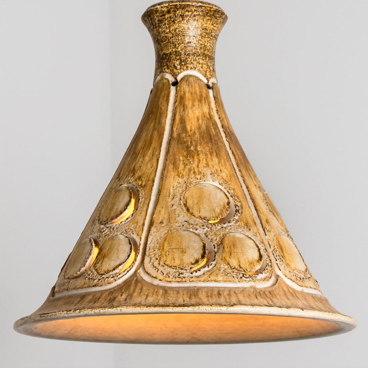 Lámpara colgante de cerámica Terra Marrón Cónica, Dinamarca, 1970 en venta 3