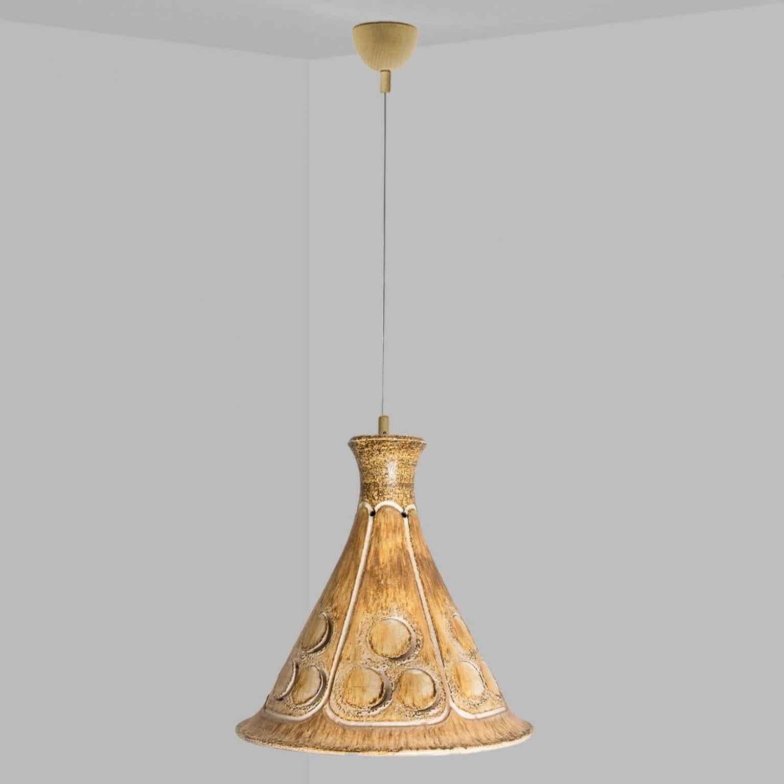 Impresionante lámpara colgante redonda con forma cónica, hecha con cerámica marrón de rico color terra, fabricada en la década de 1970 en Dinamarca. También tenemos multitud de juegos y arreglos de luces de cerámica de colores únicos, todos