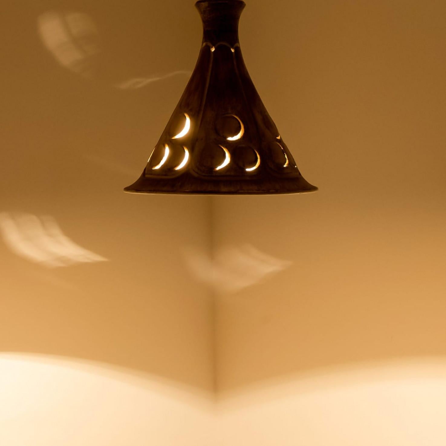Lights suspendus en céramique Terra Brown, Danemark, 1970 Bon état - En vente à Rijssen, NL