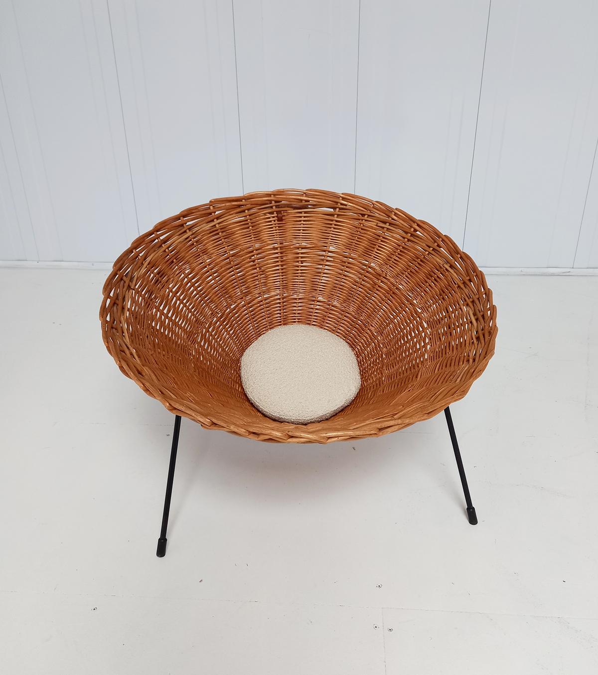 A Terence Conran C8 cone chair, Conran Furniture, England, 1954.
Dating from 1954 this is an early example. We added a cushion that can be easily removed.
The large basket weave sits on a tripod steel rod frame.
In good condition no breakage in