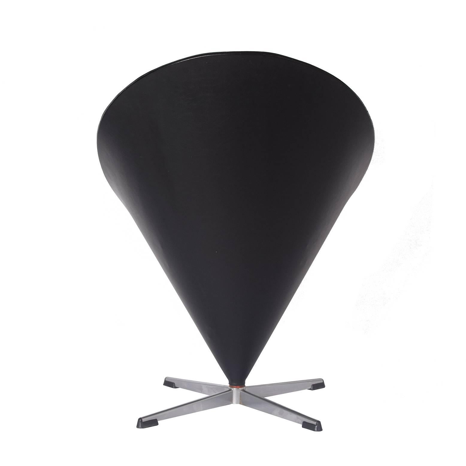 Condition originale, chaise iconique pivotante en forme de cône avec quatre pieds en acier et patins noirs. Fabriqué par Fritz Hansen. Revêtement en vinyle d'origine.