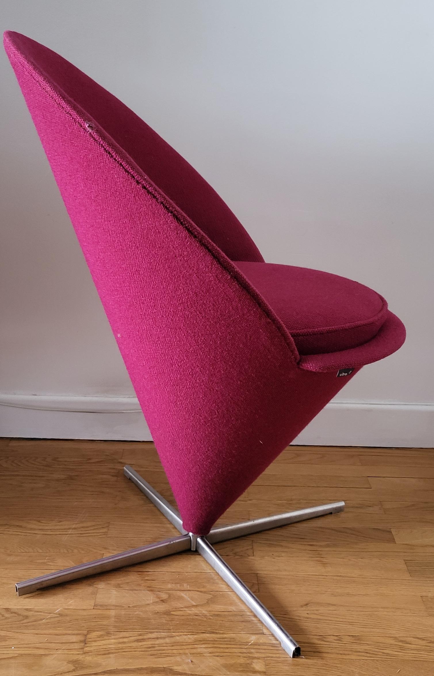  Fauteuil Cône chair de Verner Panton de couleur fuchsia. 
Des accrocs sur la tranche sont à signaler.
 Il a gardé sa belle couleur d'origine, Verner Panton a débuté sa carrière comme employé de Arne Jacobsen, étant un adepte des couleurs vives