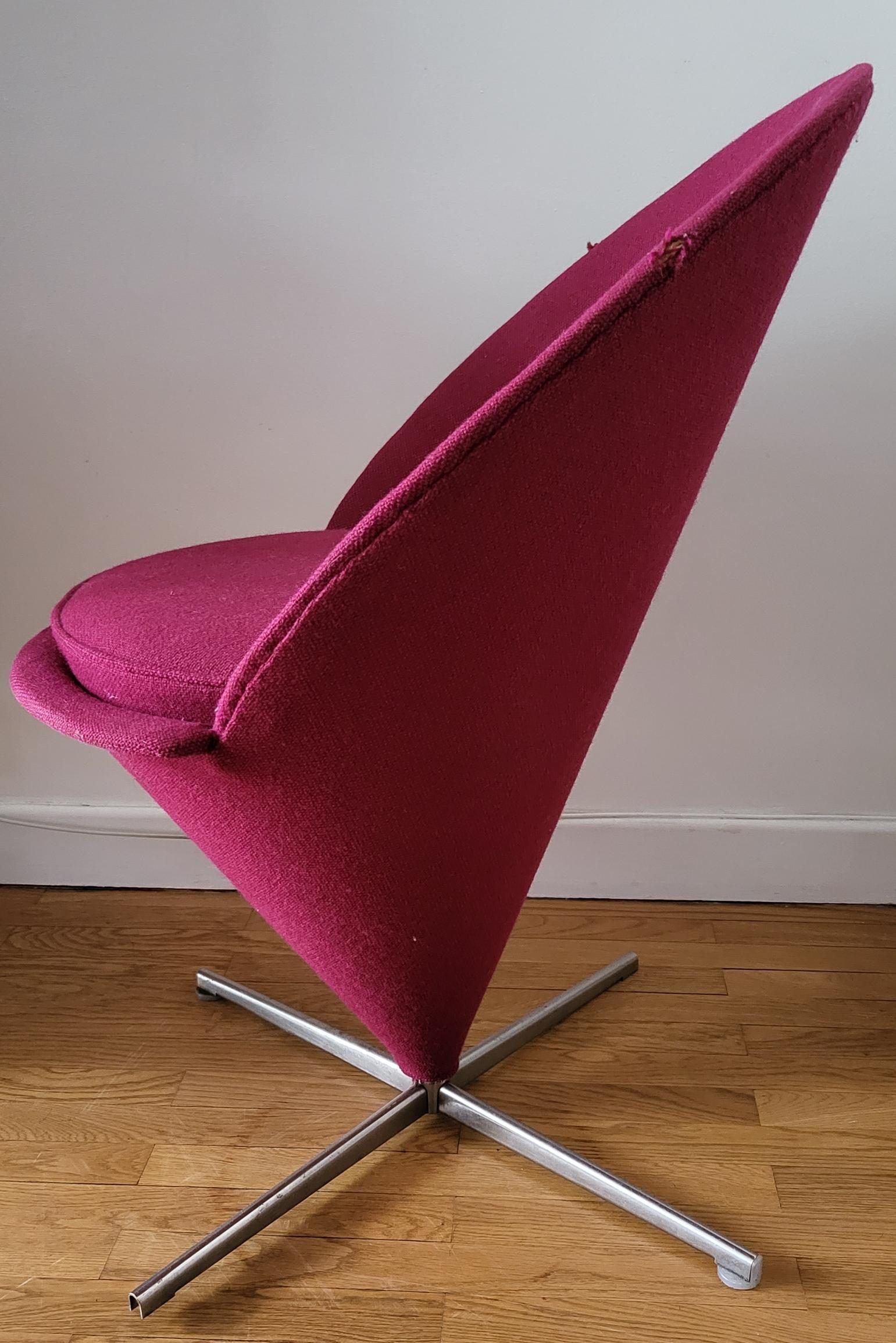 Danish Cone Chair Verner Panton par Vitra en tissus rose fuchsia  Design 1960 For Sale