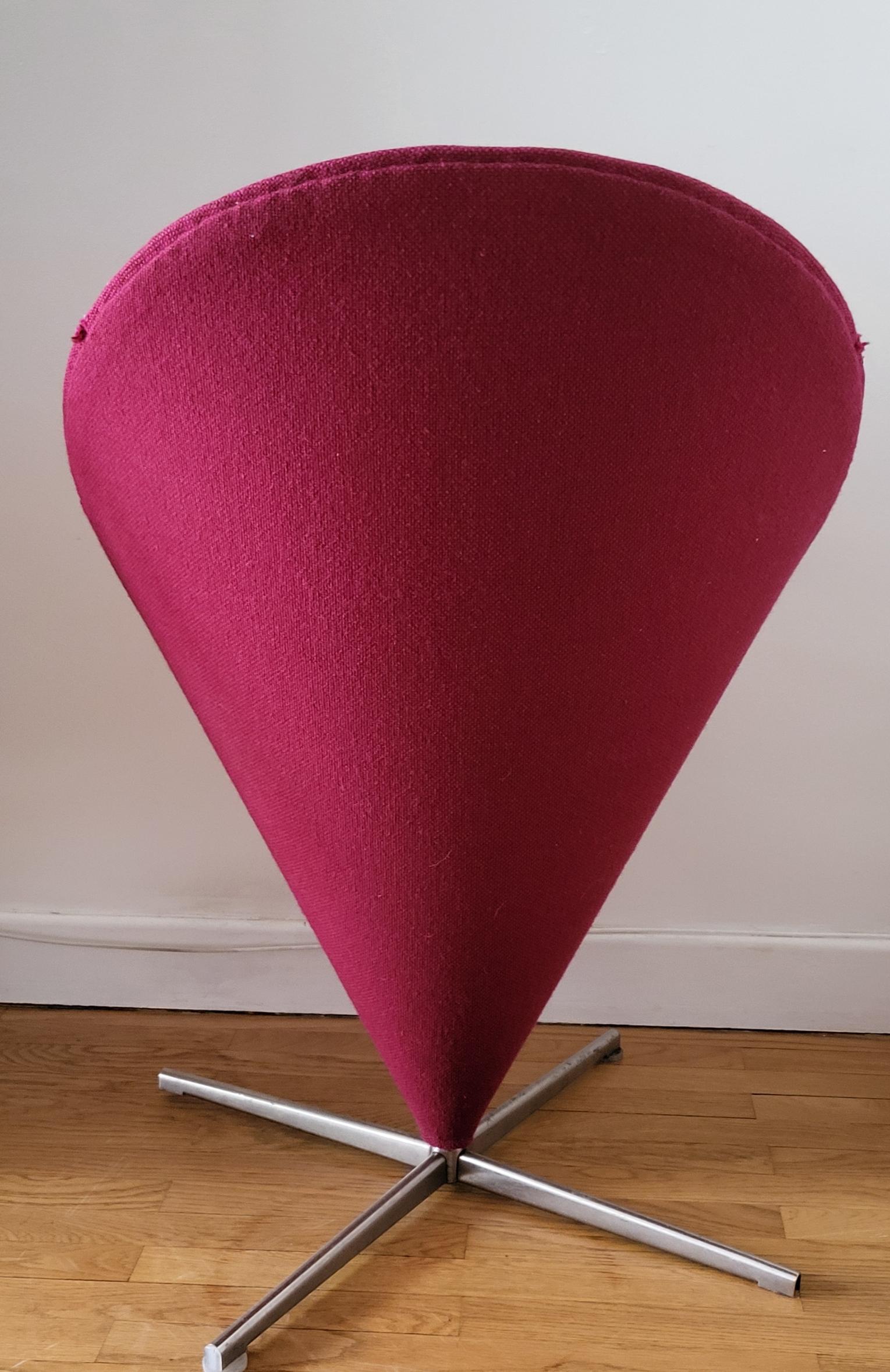 Cone Chair Verner Panton par Vitra en tissus rose fuchsia  Design 1960 In Good Condition For Sale In London, England