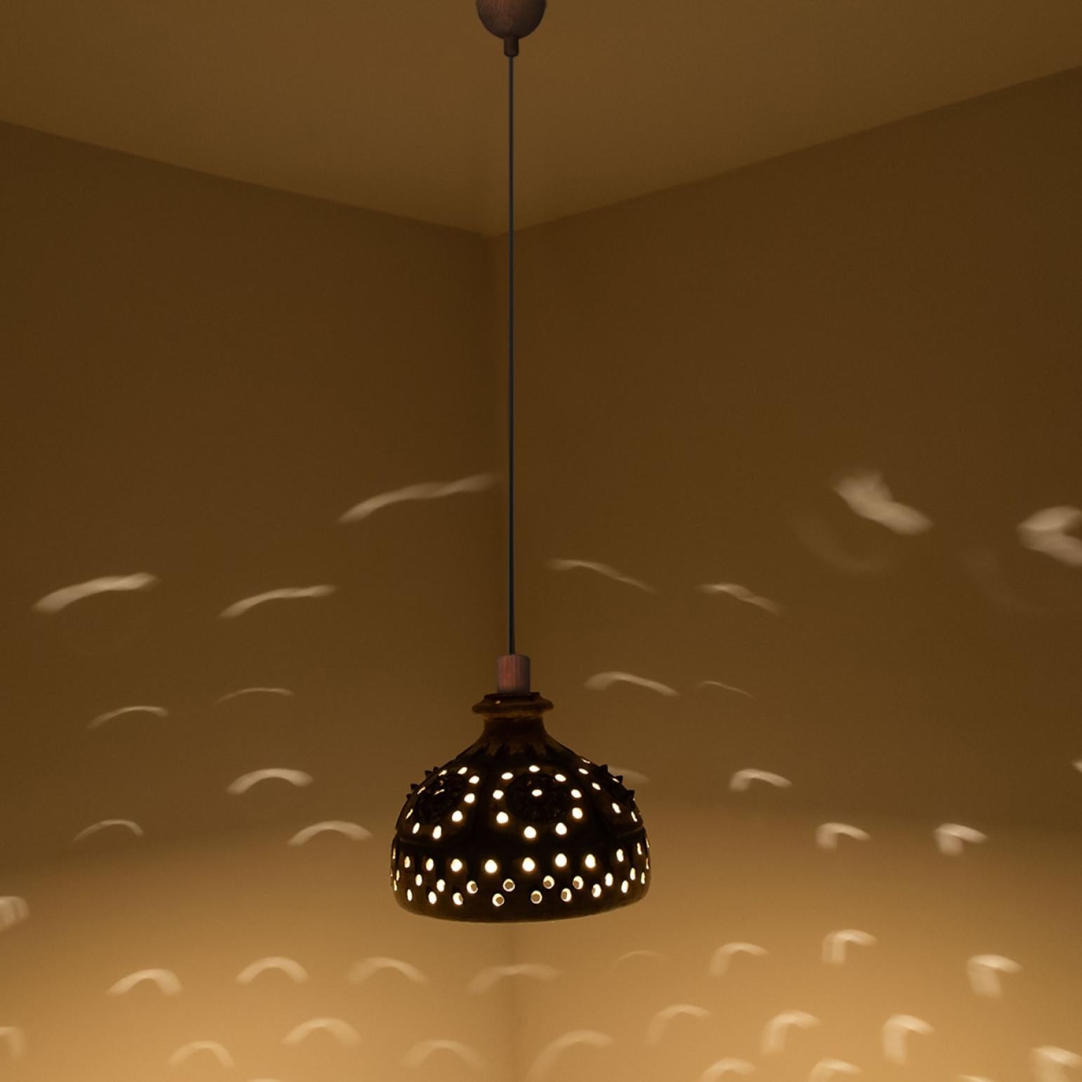 Lampada a sospensione in ceramica marrone conica, Danimarca, 1970 in vendita 2