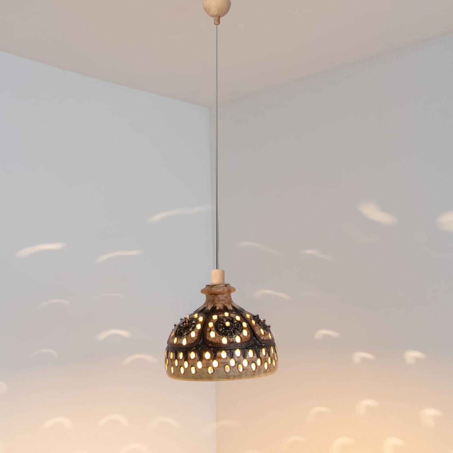 Lampada a sospensione in ceramica marrone conica, Danimarca, 1970 in vendita 3