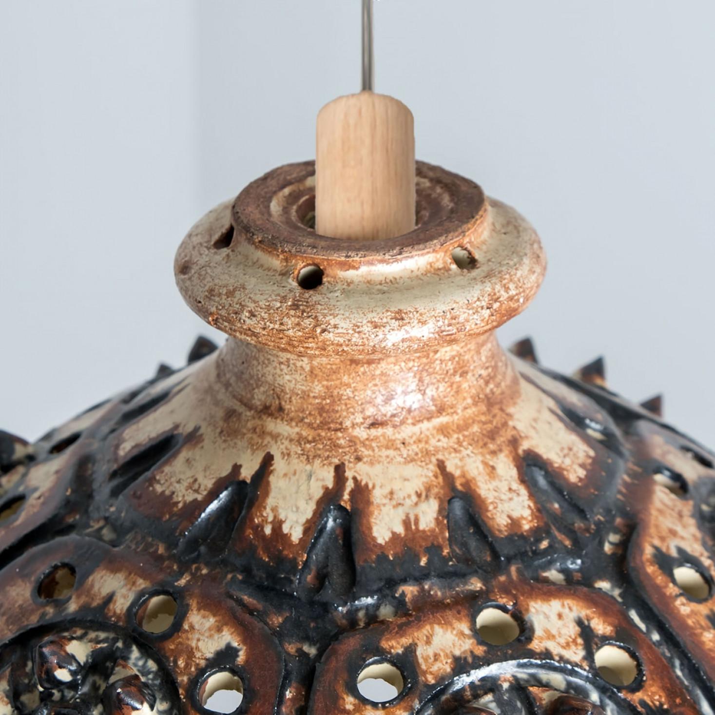 Splendida lampada a sospensione rotonda a forma di cono, realizzata in ceramica marrone color cioccolato, prodotta negli anni '70 in Danimarca. Abbiamo anche una moltitudine di set e composizioni luminose in ceramica colorata, tutte disponibili in