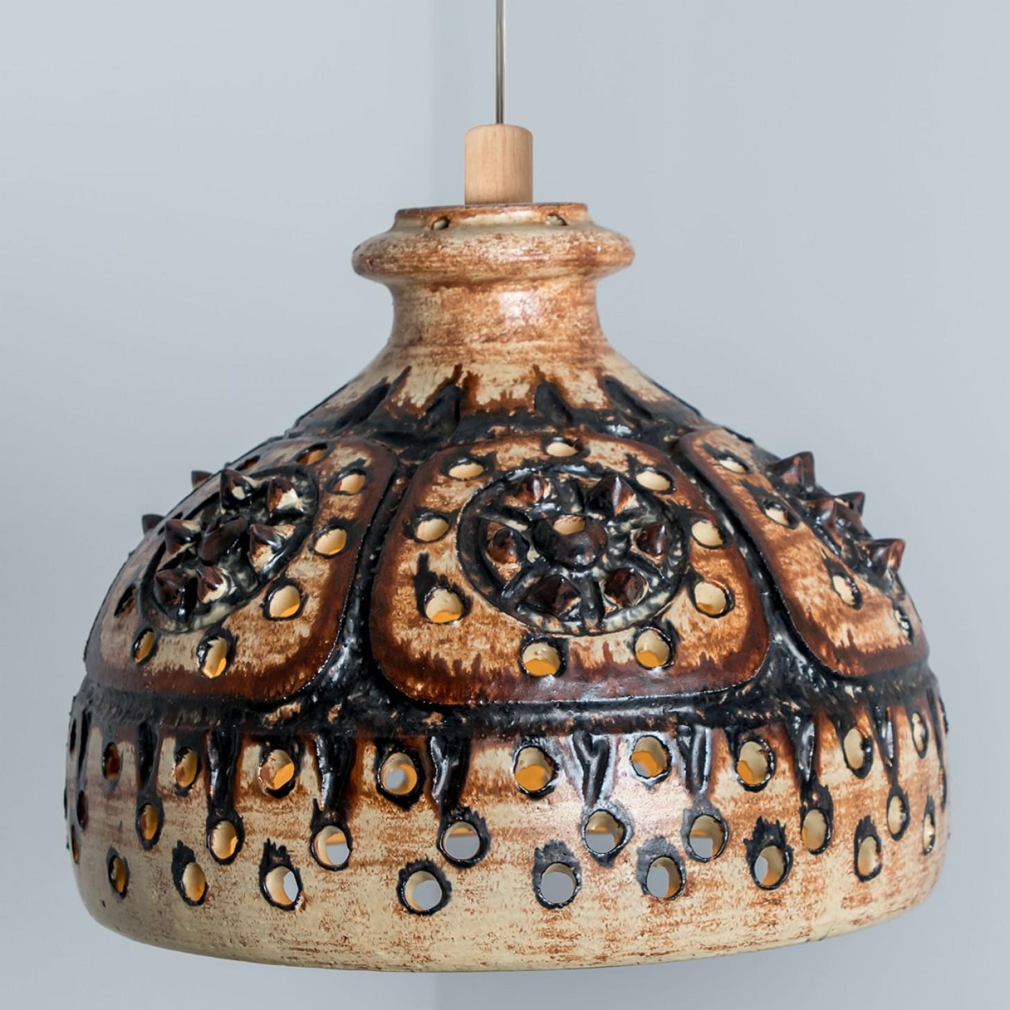 Altro Lampada a sospensione in ceramica marrone conica, Danimarca, 1970 in vendita