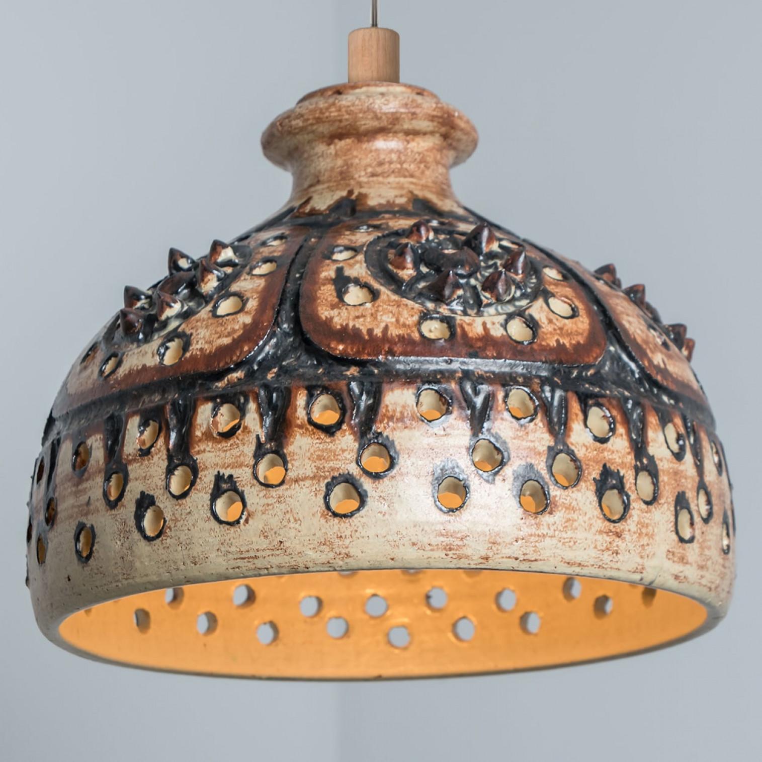 Lampada a sospensione in ceramica marrone conica, Danimarca, 1970 In condizioni buone in vendita a Rijssen, NL